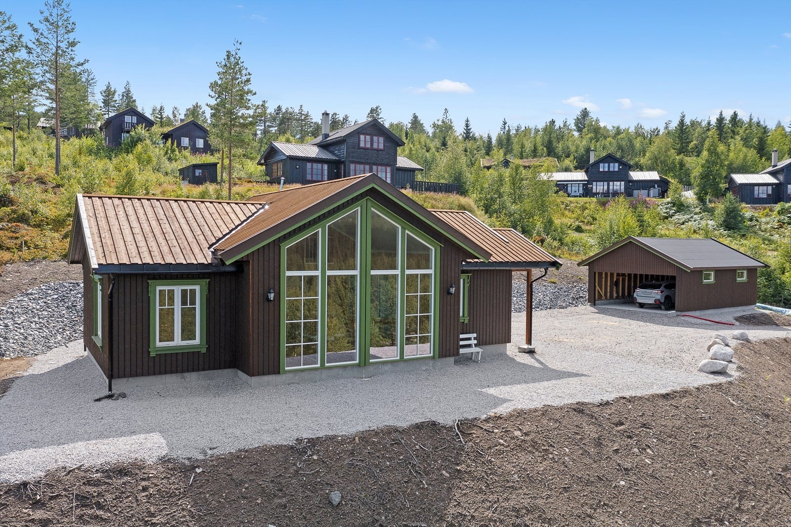 Vestliaveien 18 ligger på Lia hyttegrend kun få minutter fra alpinbakkene på Gautefall i Drangedal. Galleribilde