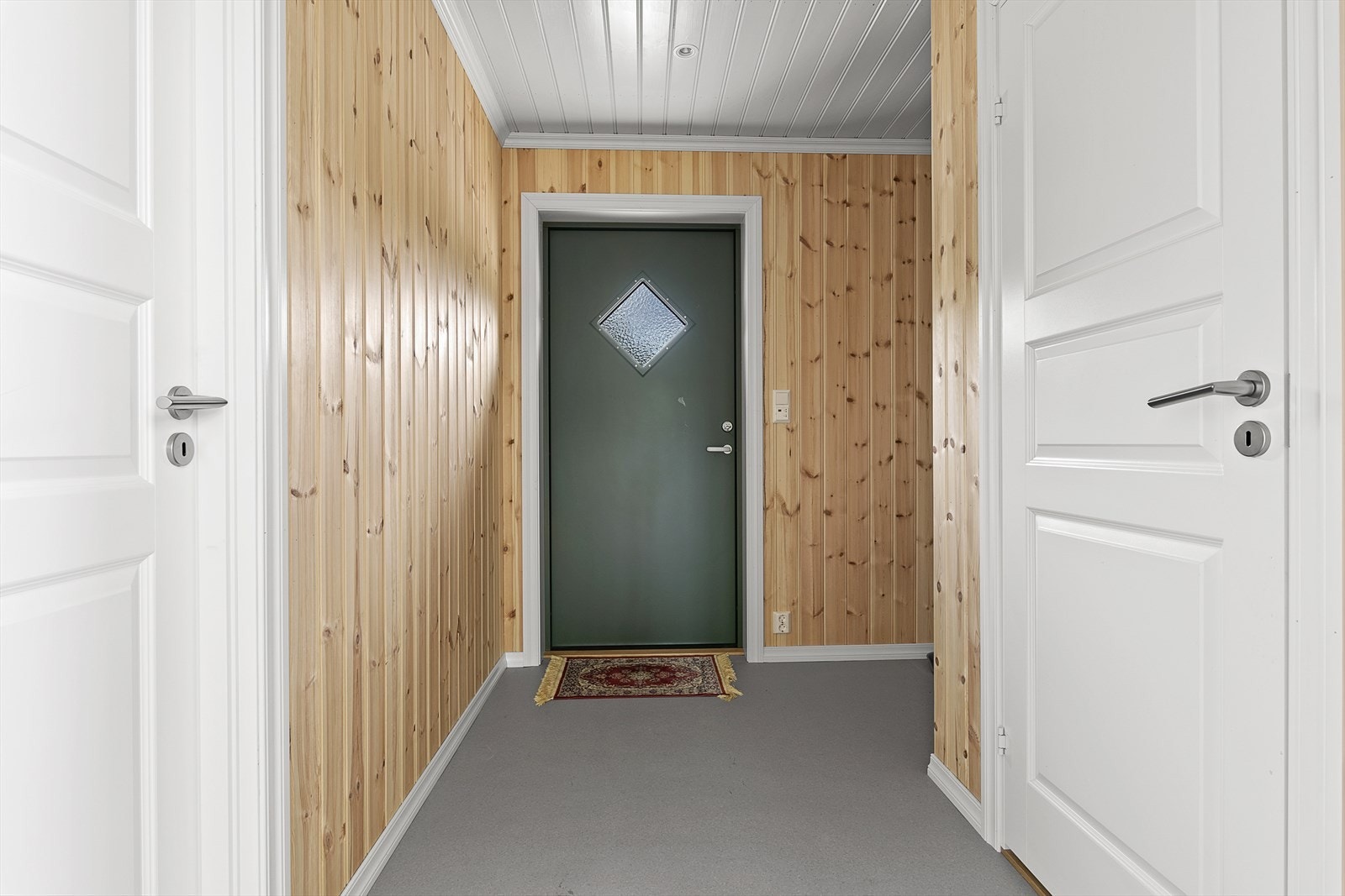 Entre med belegg på gulv, og tilknytning toalettrom/soverom. Galleribilde