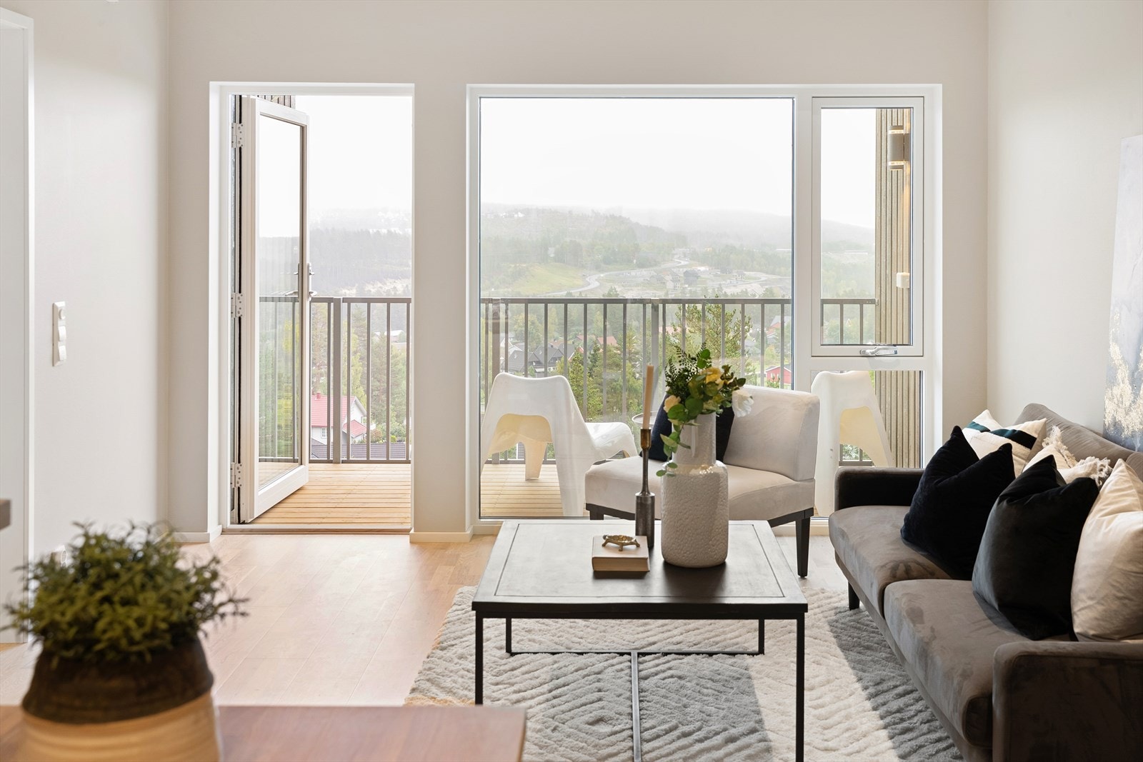 Din nye bolig har 2 flotte uteplasser, med fantastisk utsikt over byen og mot Skrim Galleribilde