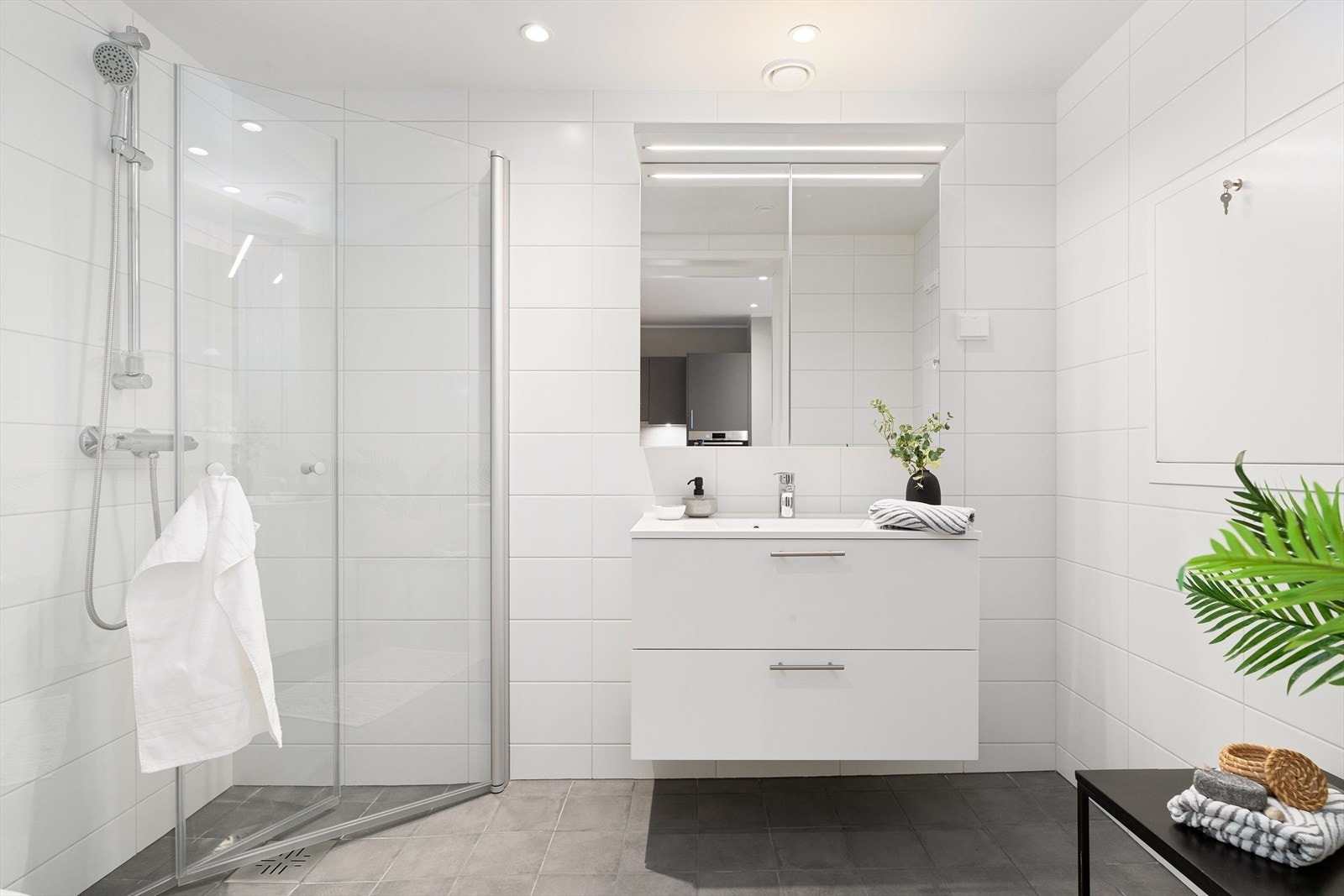 Flislagt bad med dusjhjørne Galleribilde