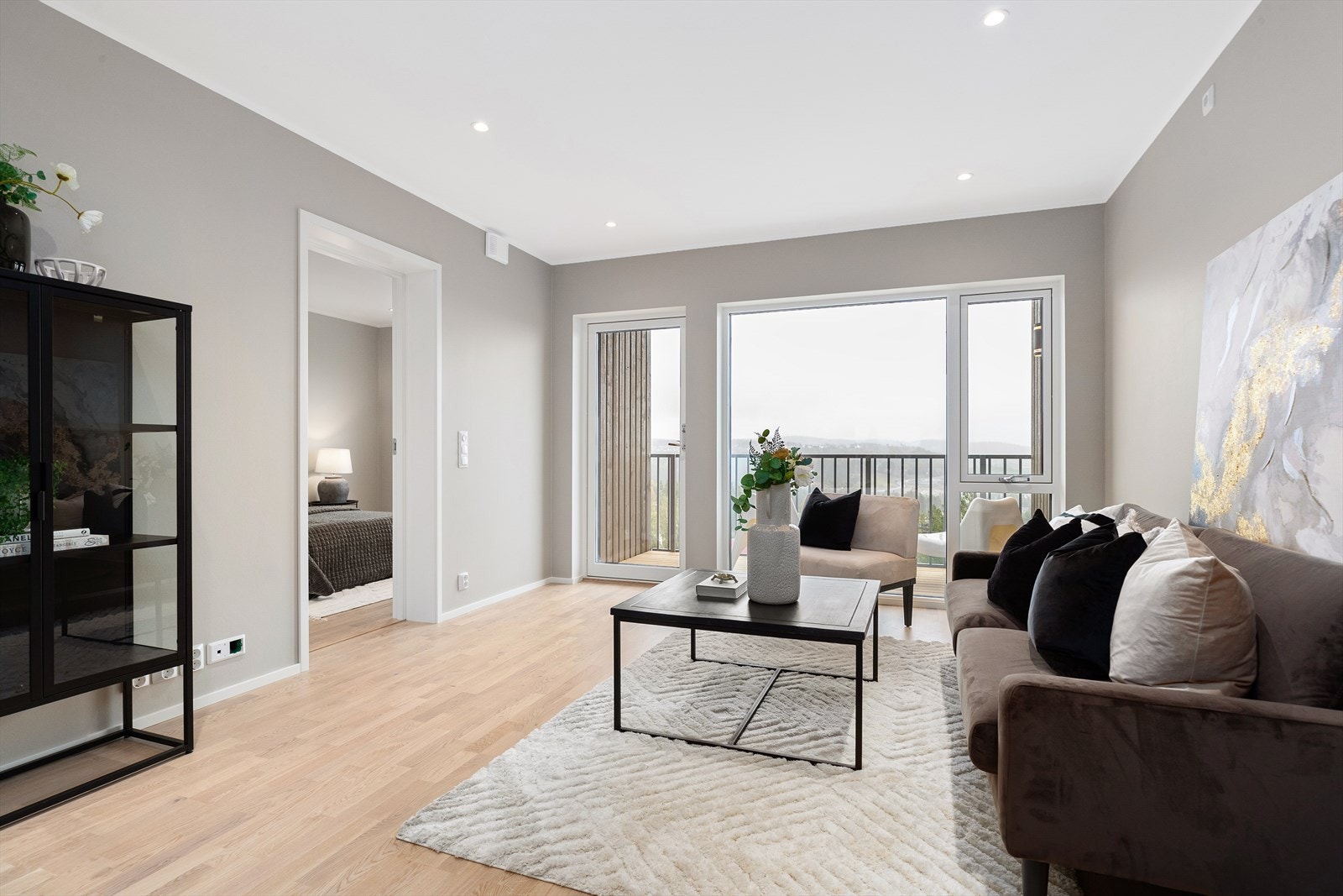 Velkommen inn i en lys og moderne bolig Galleribilde