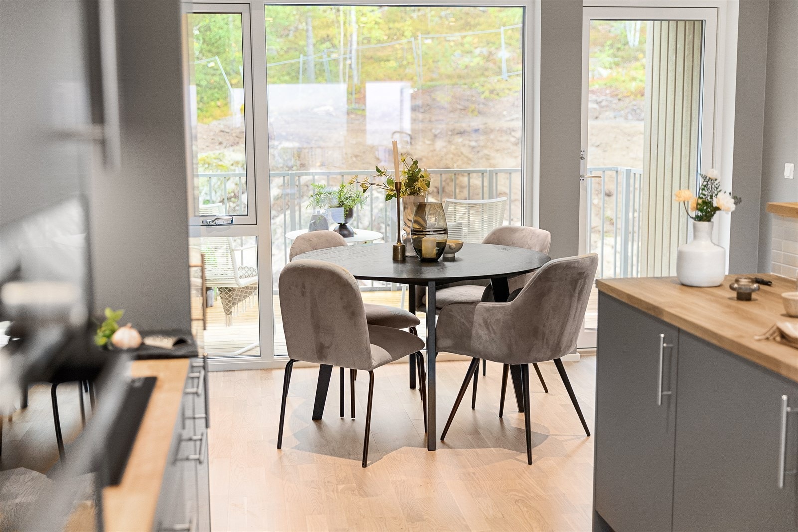 Spisestue med utgang til romslig balkong Galleribilde