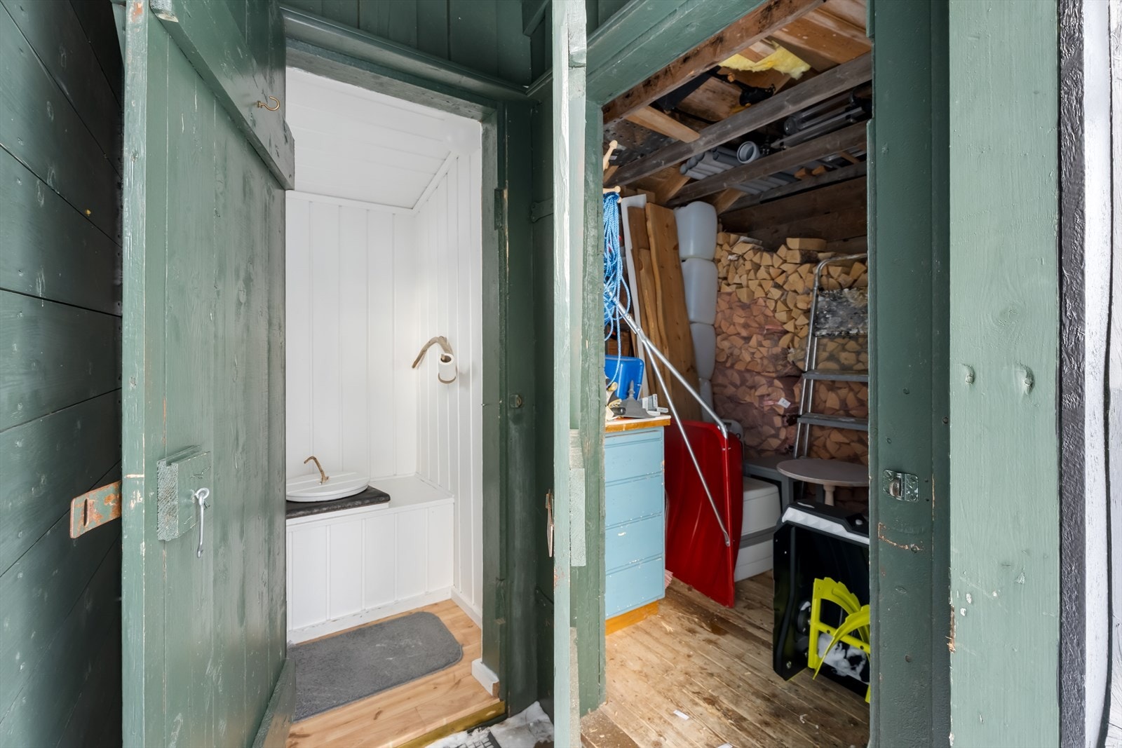 Vedskål og utedo i anneks/uthus. Galleribilde