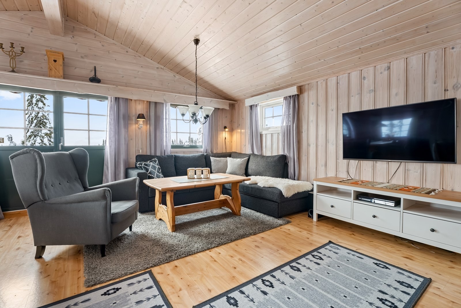 Stuen fremstår som lys og innbydende. Galleribilde