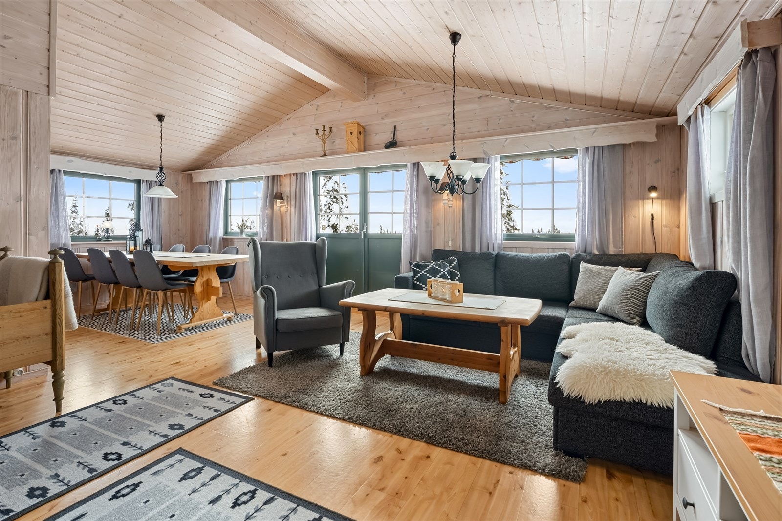 Gode vindusflater gir rikelig med naturlig lys. Galleribilde