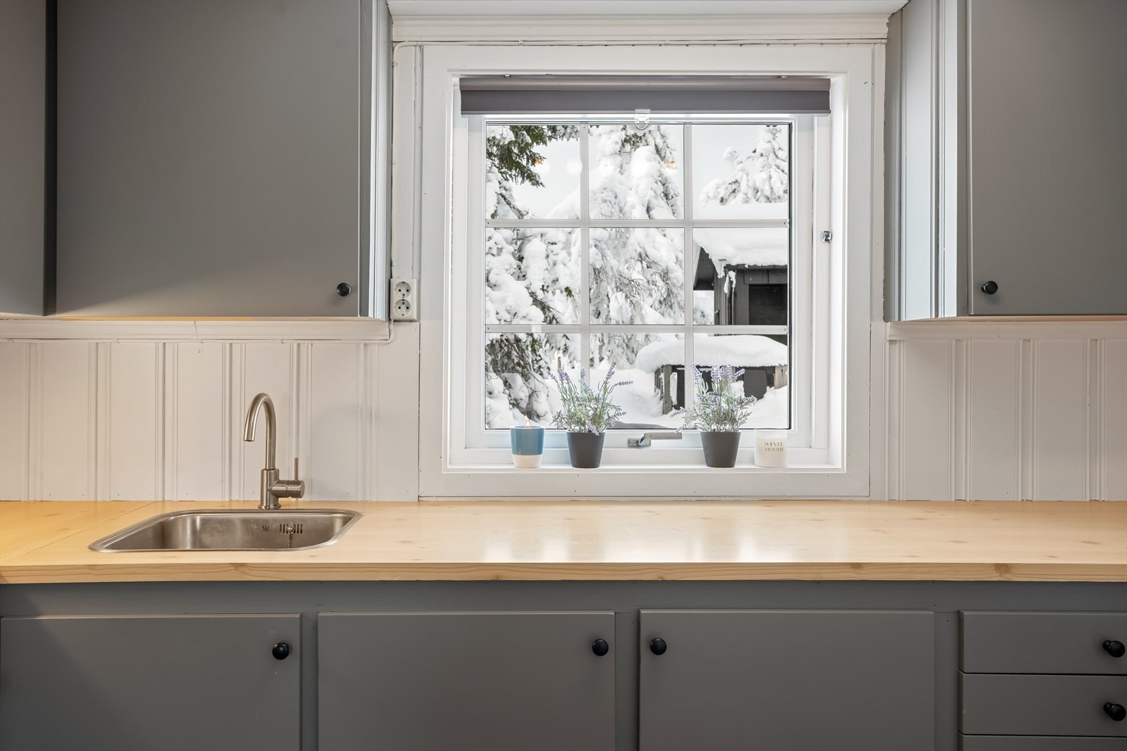 Vindu slipper inn rikelig med naturlig lys til matlagingen. Galleribilde