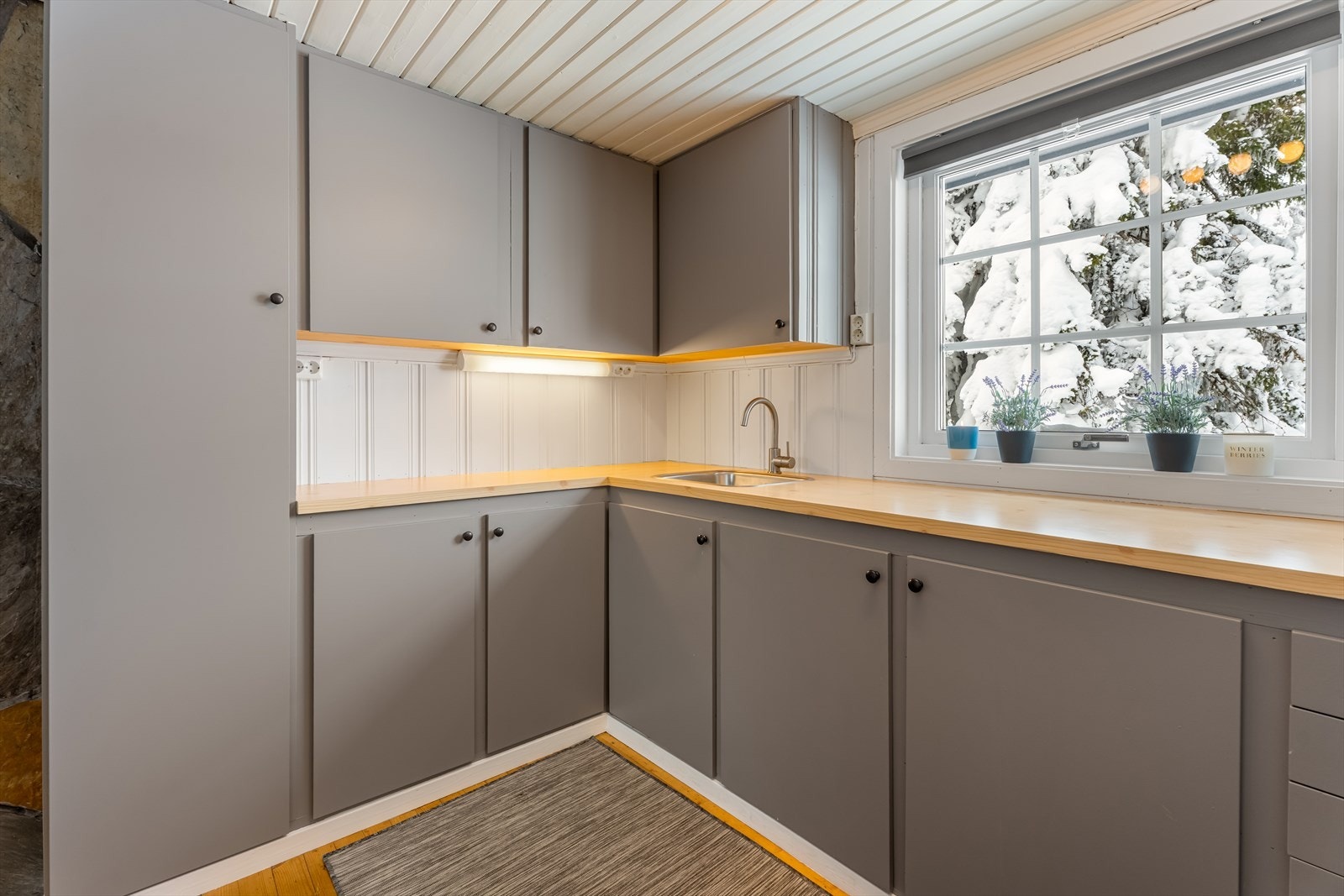 Kjøkkeninnredning av tre med laminert benkeplate. Galleribilde