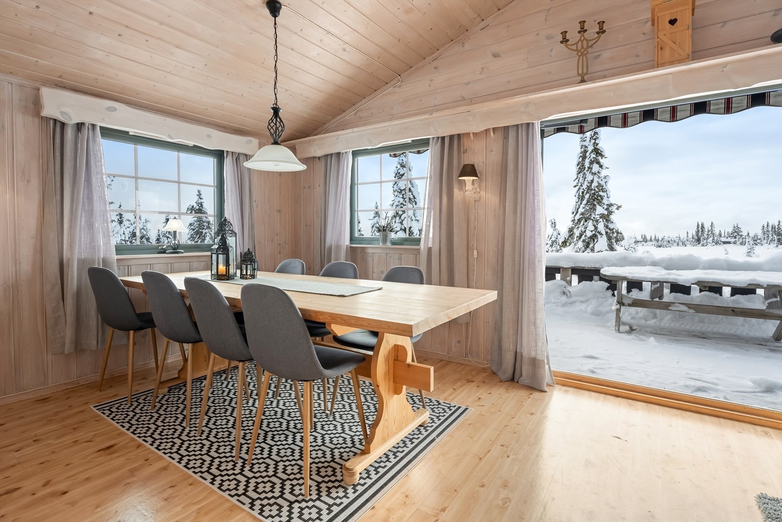 Fra stuen er det utgang til terrassen gjennom dobbeldør. Galleribilde