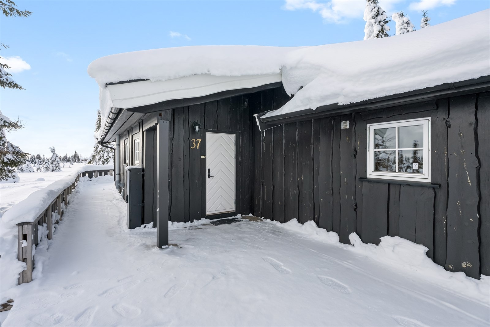 Man ønskes velkommen ved et takoverbygget inngangsparti. Galleribilde