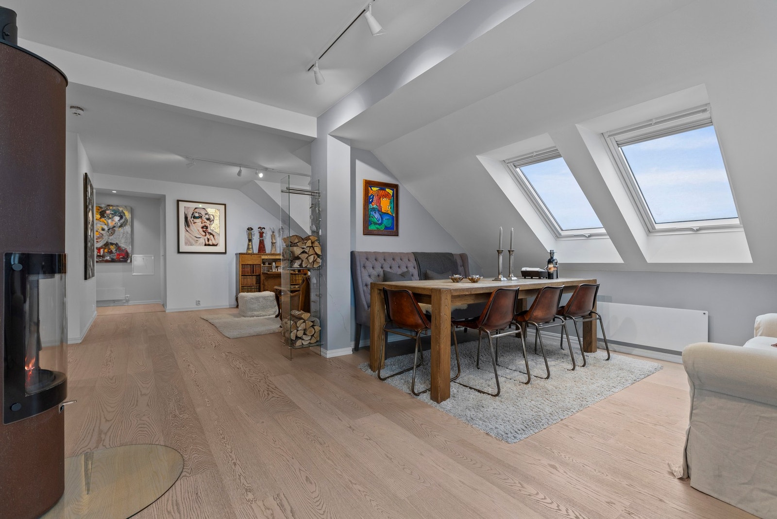 Her er det store takvinduer som gir godt med naturlig lys. Galleribilde