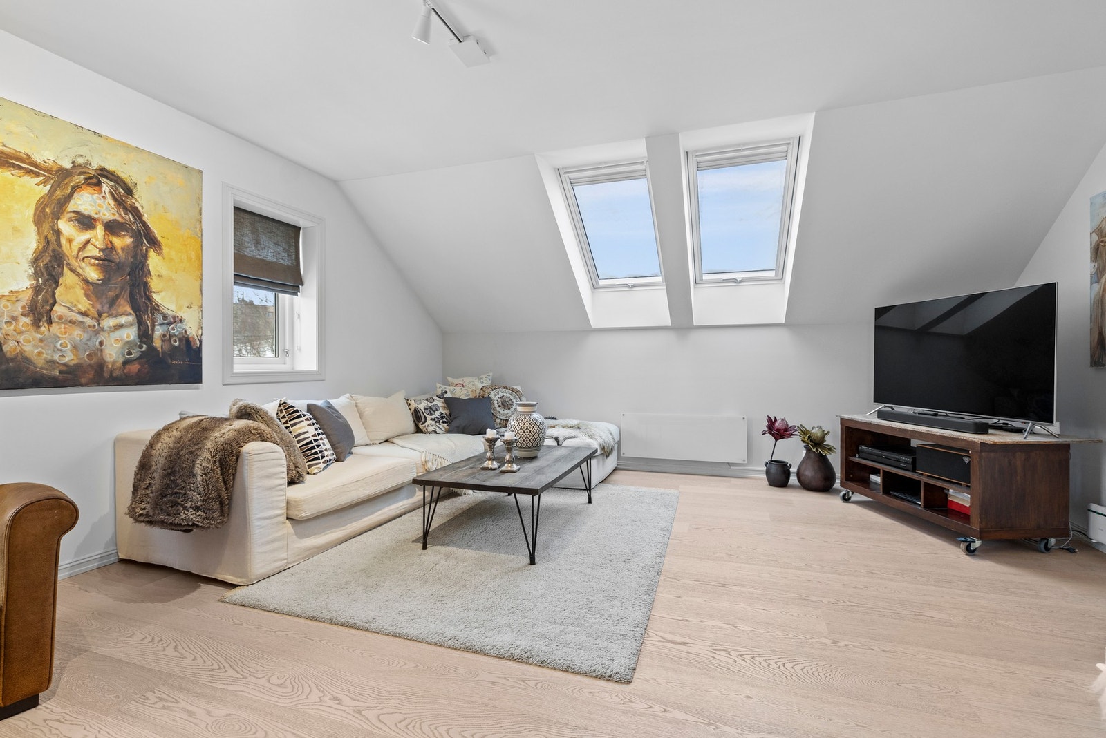 Her er gode det møbleringsmulighet med plass til sofamøblement med tilhørende stuebord, TV-løsning eller annen ønsket innredning. Galleribilde