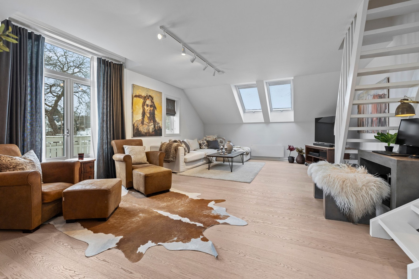 Tv-stuen oppleves som lys og luftig med flere store vindusflater som slipper inn rikelig med naturlig lys. Galleribilde