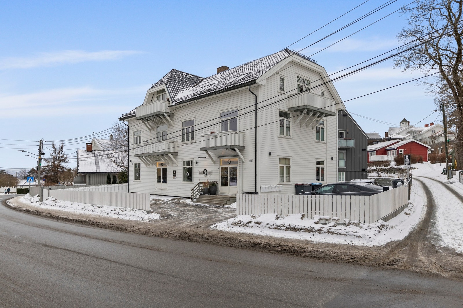 Leiligheten ligger i byggets 3.etasje og har flotte kvaliteter som store vindusflater, parkett gulv, samt en gjennomgående og godt utnyttet planløsning. Galleribilde