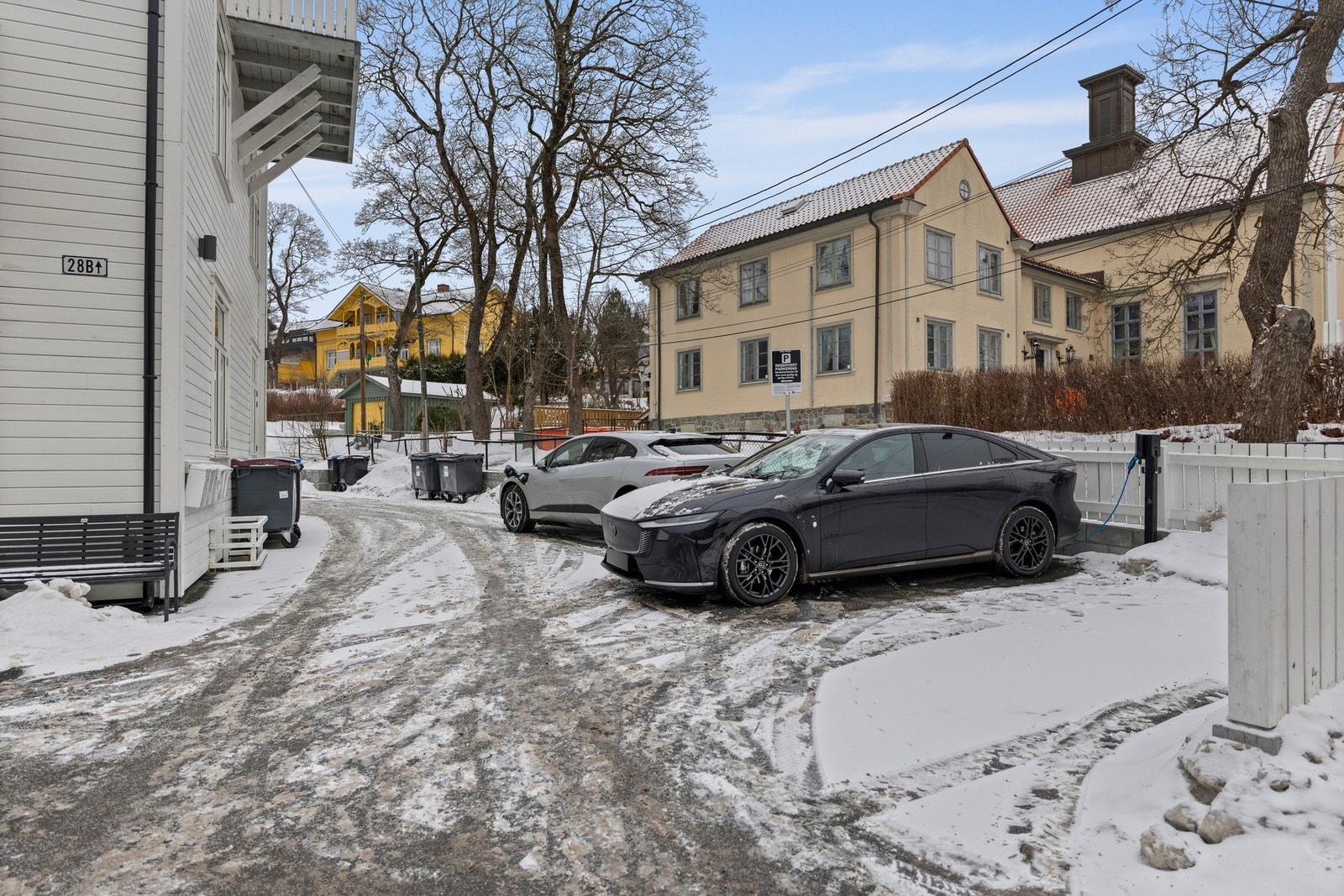 Leiligheten disponerer 2 parkeringsplasser på rekke samt en bod i kjeller på ca. 7 m² . Galleribilde