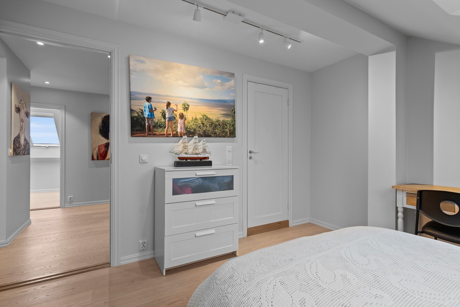 Hovedsoverommet er romslig og har plass til plass til dobbeltseng og nattbord på hver side. Galleribilde