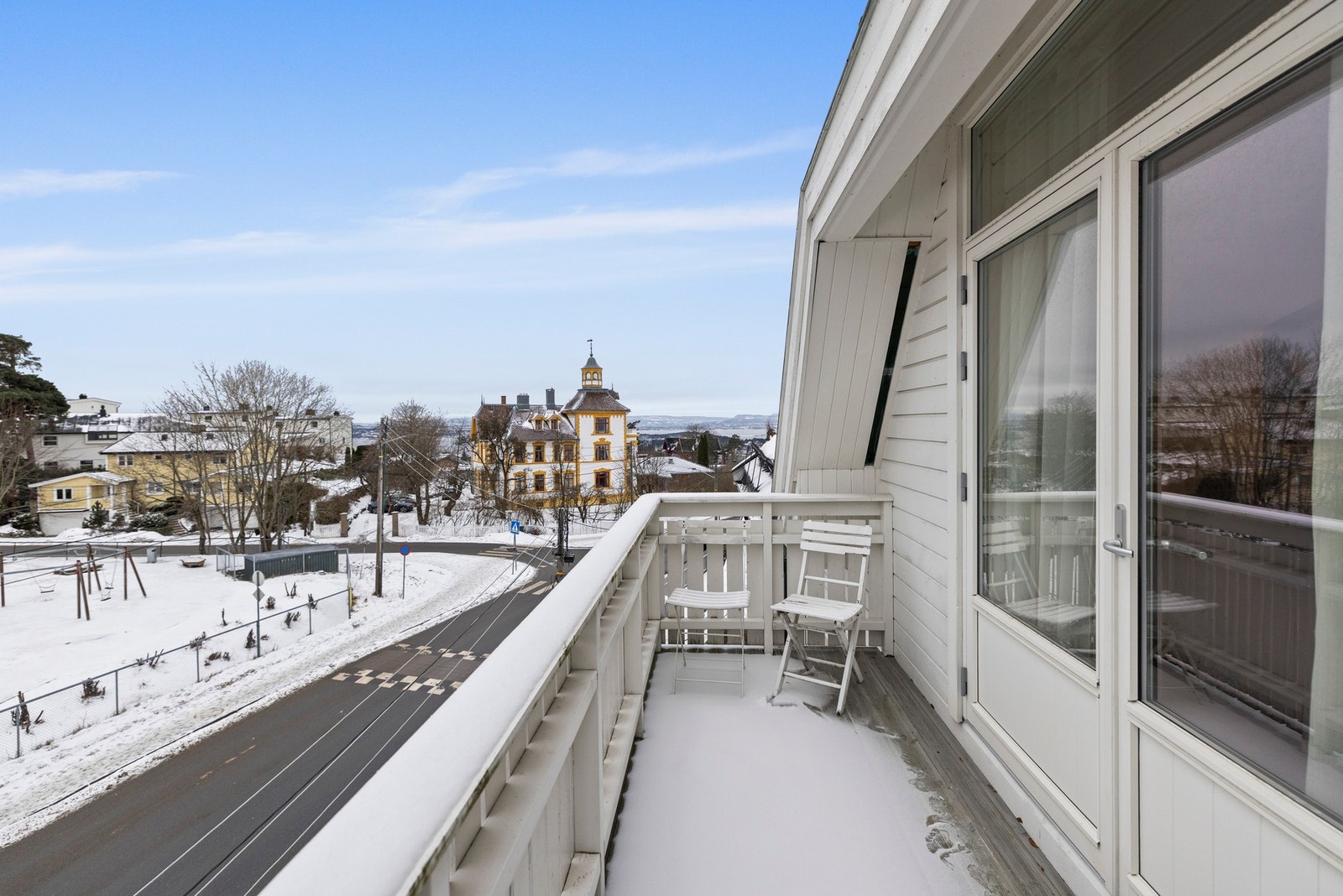 I enden av rommet er det utgang til en koselig balkong, som på sommerstid oppleves som en forlengelse av stuen. Galleribilde