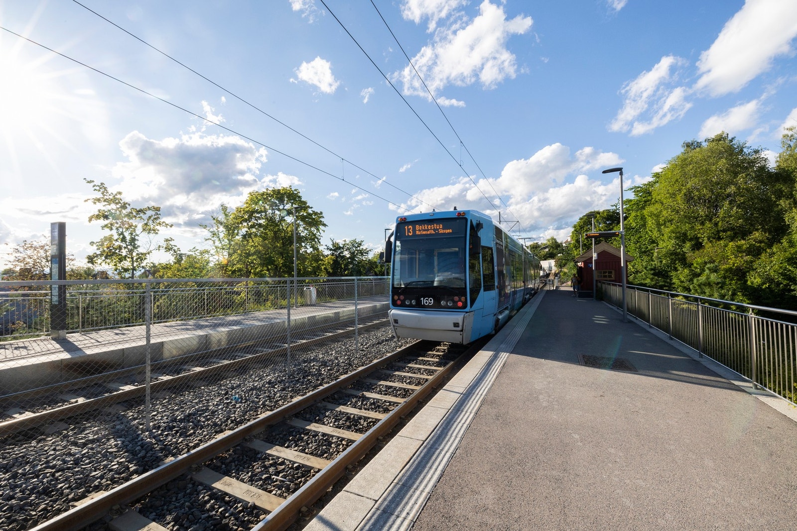Området har svært god offentlig kommunikasjon med både buss, trikk, og tog i gangavstand fra boligen. Galleribilde