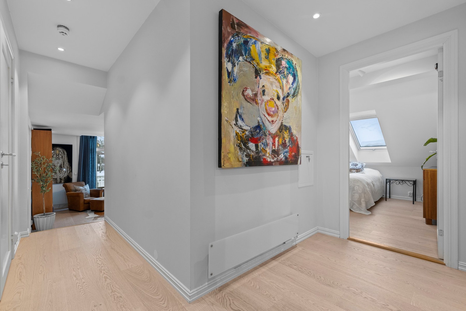 Mellomgang med adkoms til 3 soverom og tv-stue. Galleribilde