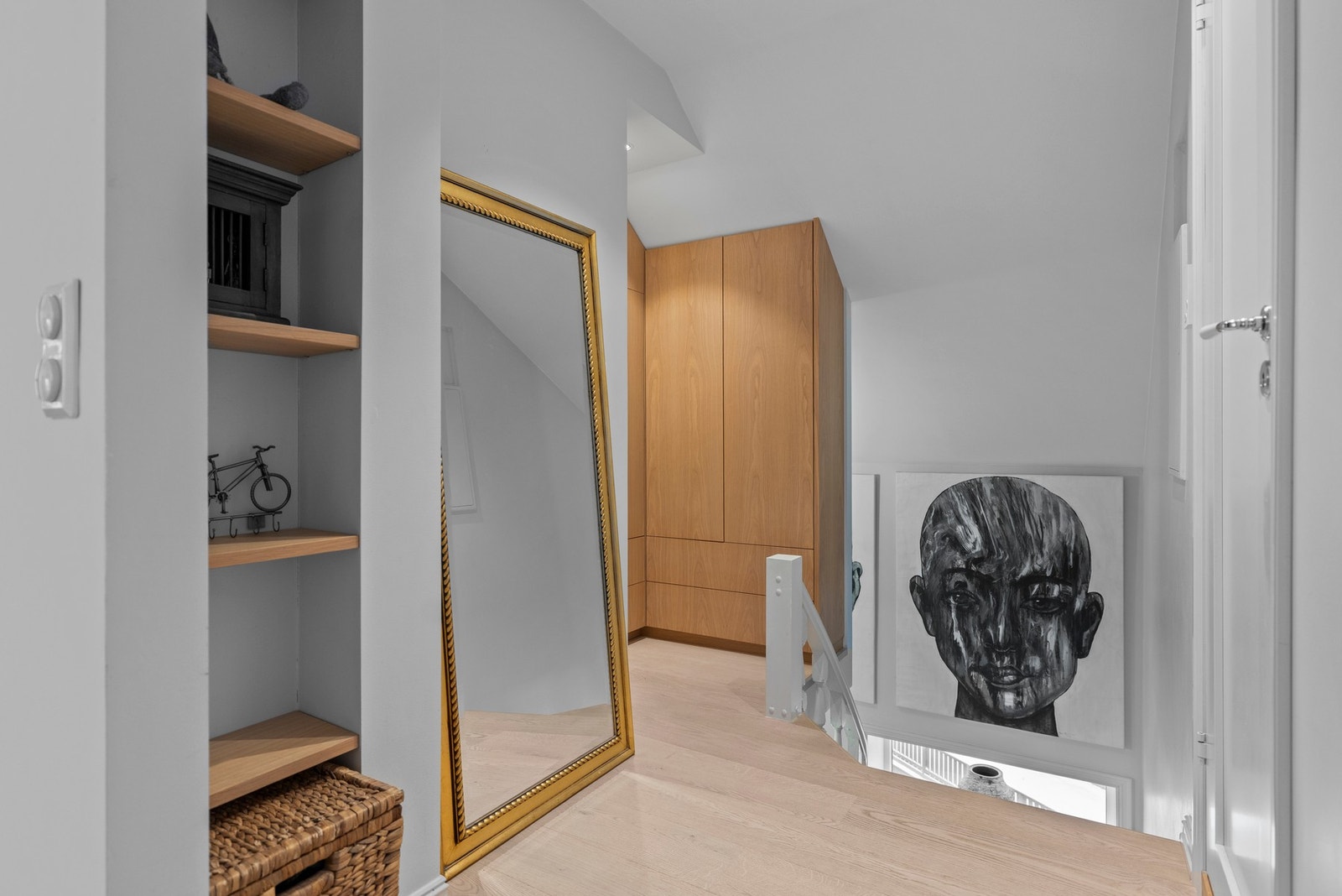 Her er et også en gang innredet med garderobeløsning. Galleribilde