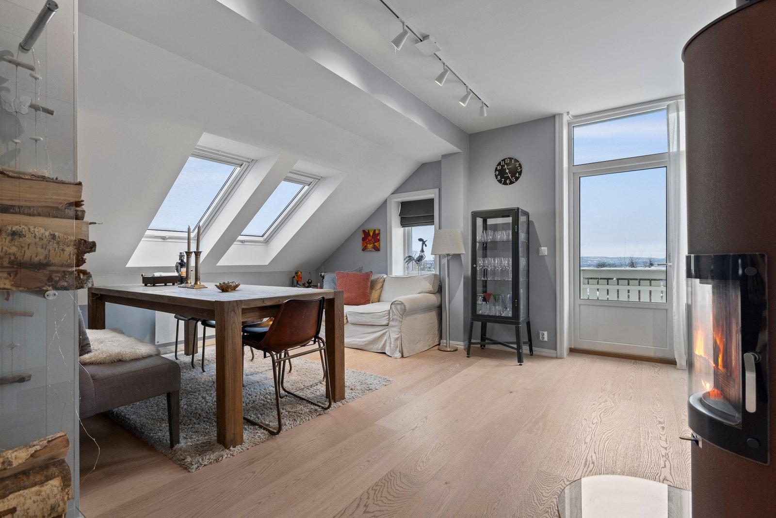 Fra spisestuen er det utgang til en balkong. Galleribilde