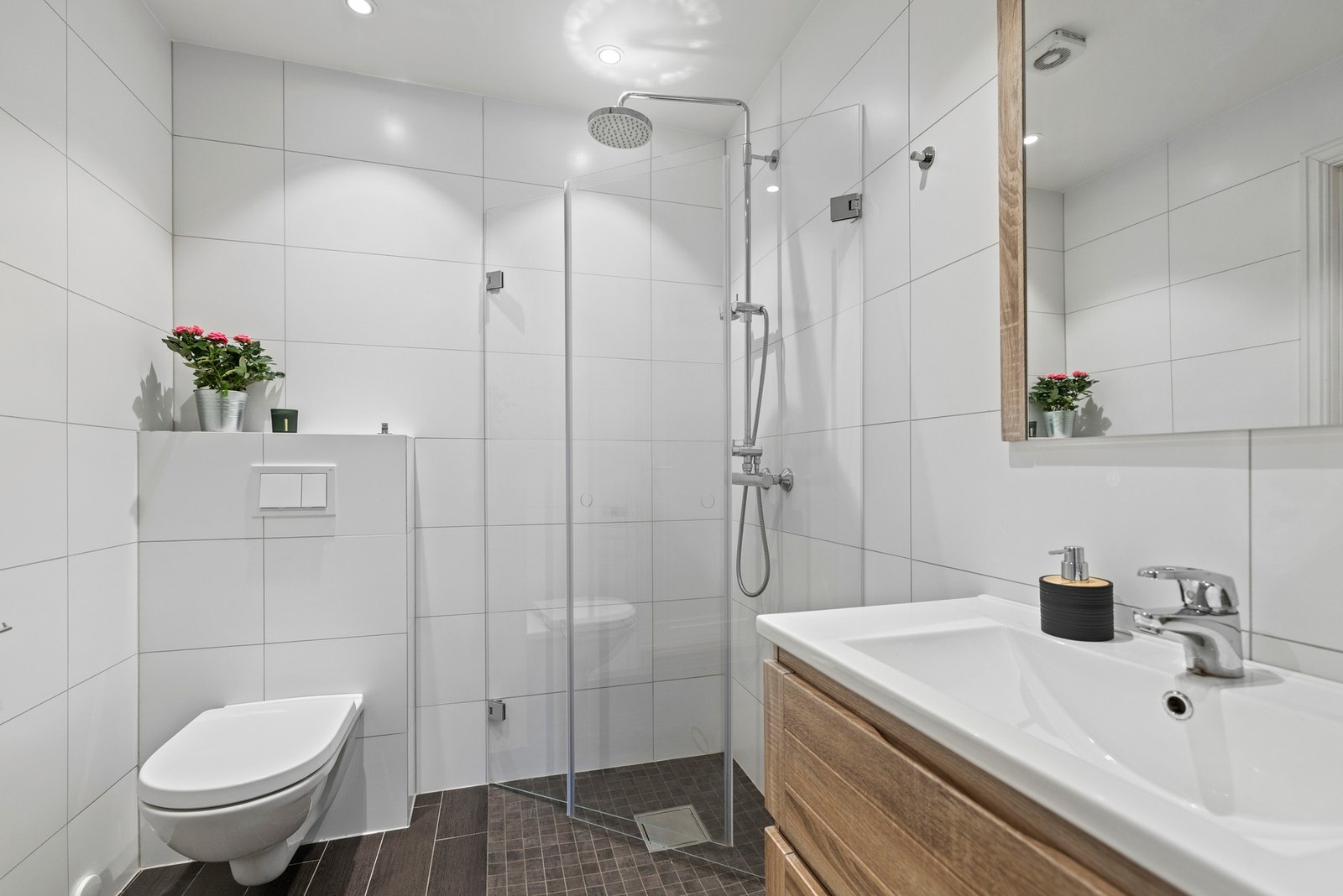 Badet er pent og romslig og er flislat med varmekabler i gulv. Galleribilde