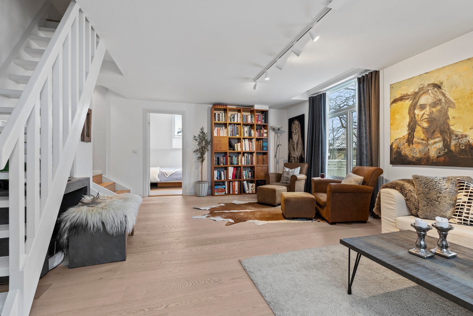 Her er det utgang til en balkong samt trapp opp til en hems. Galleribilde