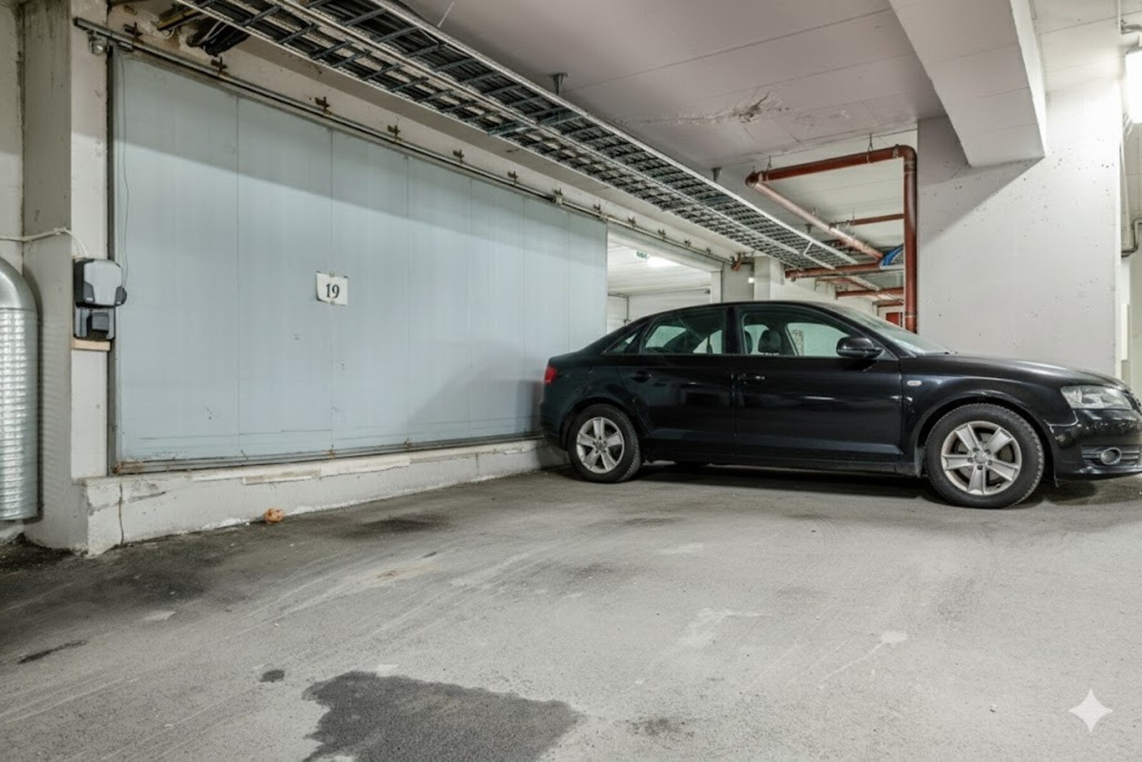 I tillegg disponerer leiligheten en kjellerbod på 4m², samt en garasjeplass med elbil-lader i felles parkeringskjeller. Galleribilde