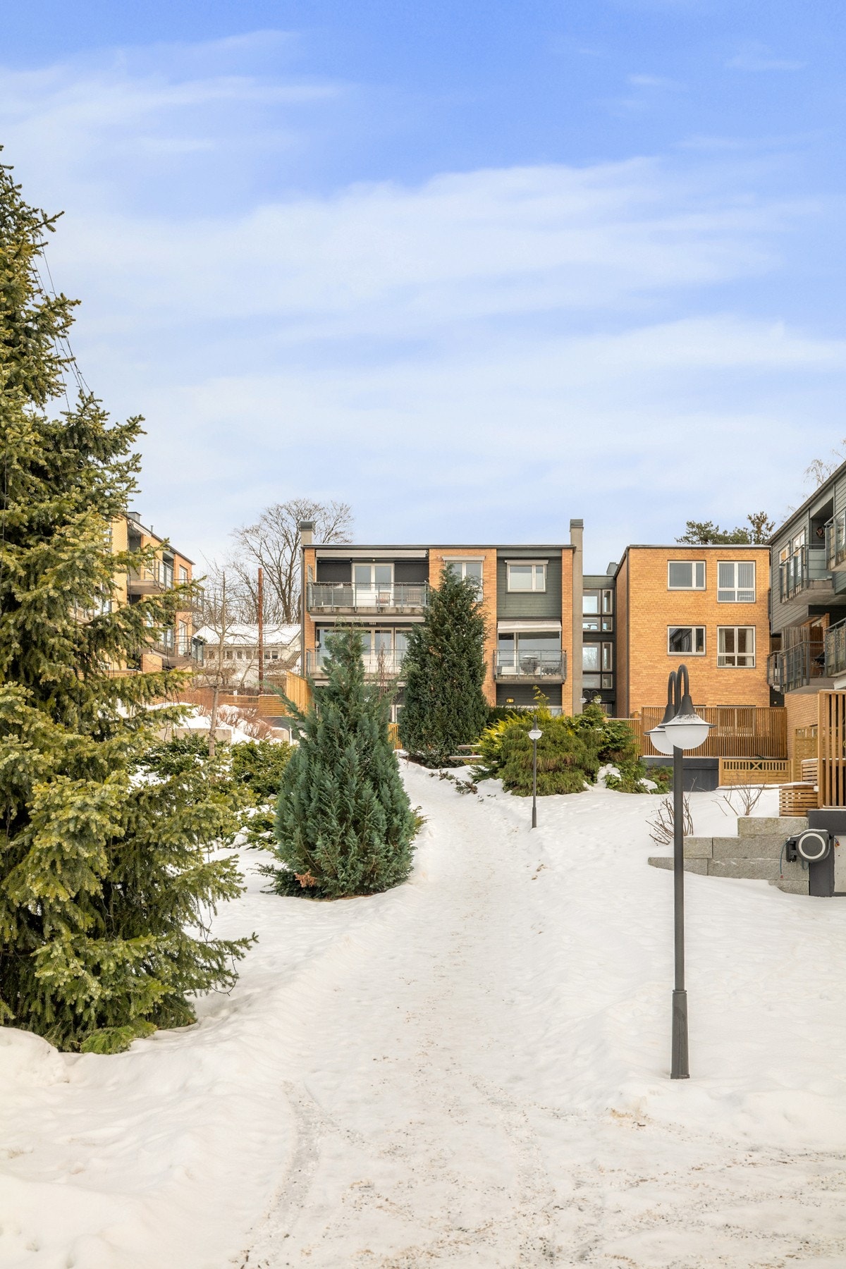 Felles tomteareal opparbeidet med asfalterte adkomstveier/internveier, gressplen, lekeplass, trær og diverse beplantning. Galleribilde