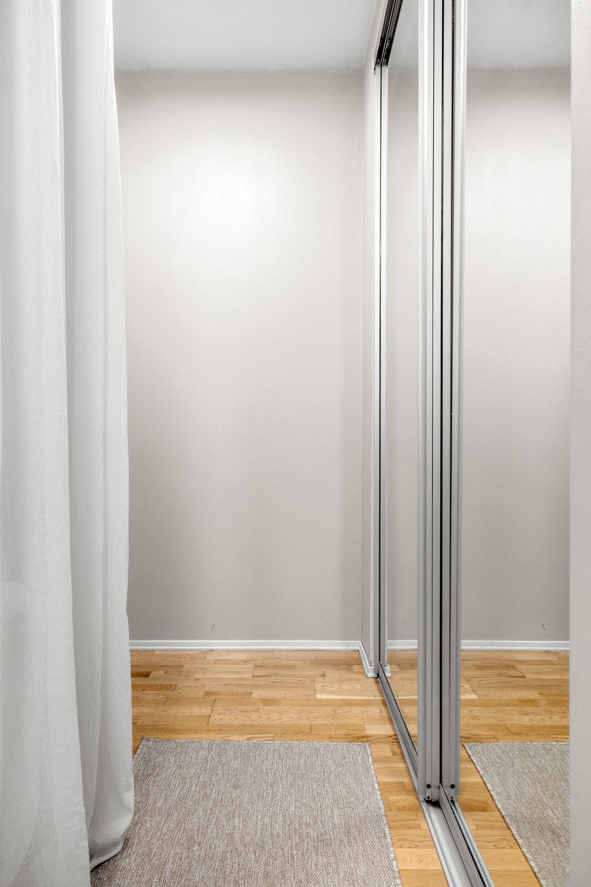 Du ønskes velkommen inn i en lys og praktisk entré. Galleribilde