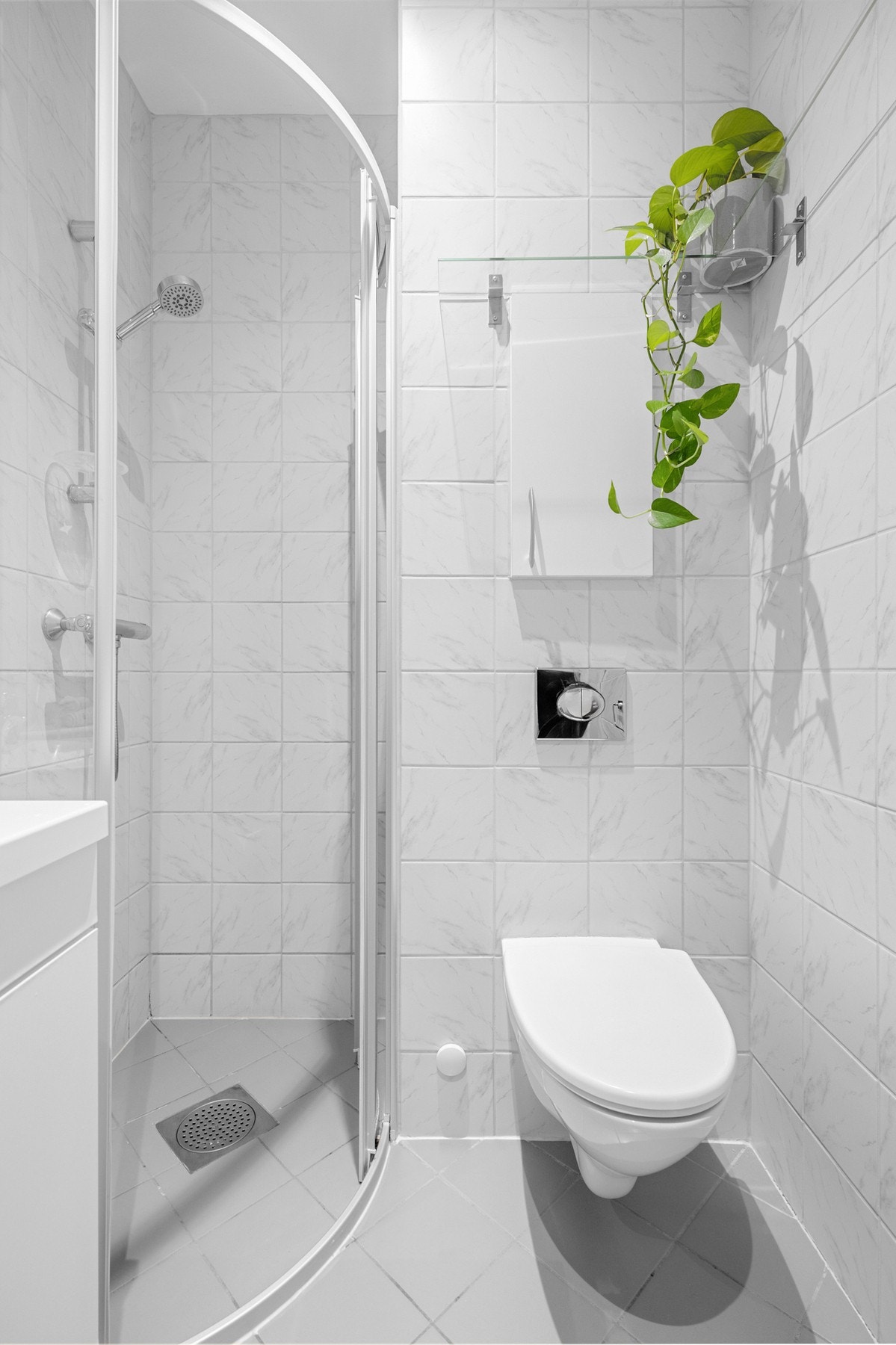 Baderommet er også utstyrt med dusjnisje med buede glassdører og vegghengt toalett. Galleribilde