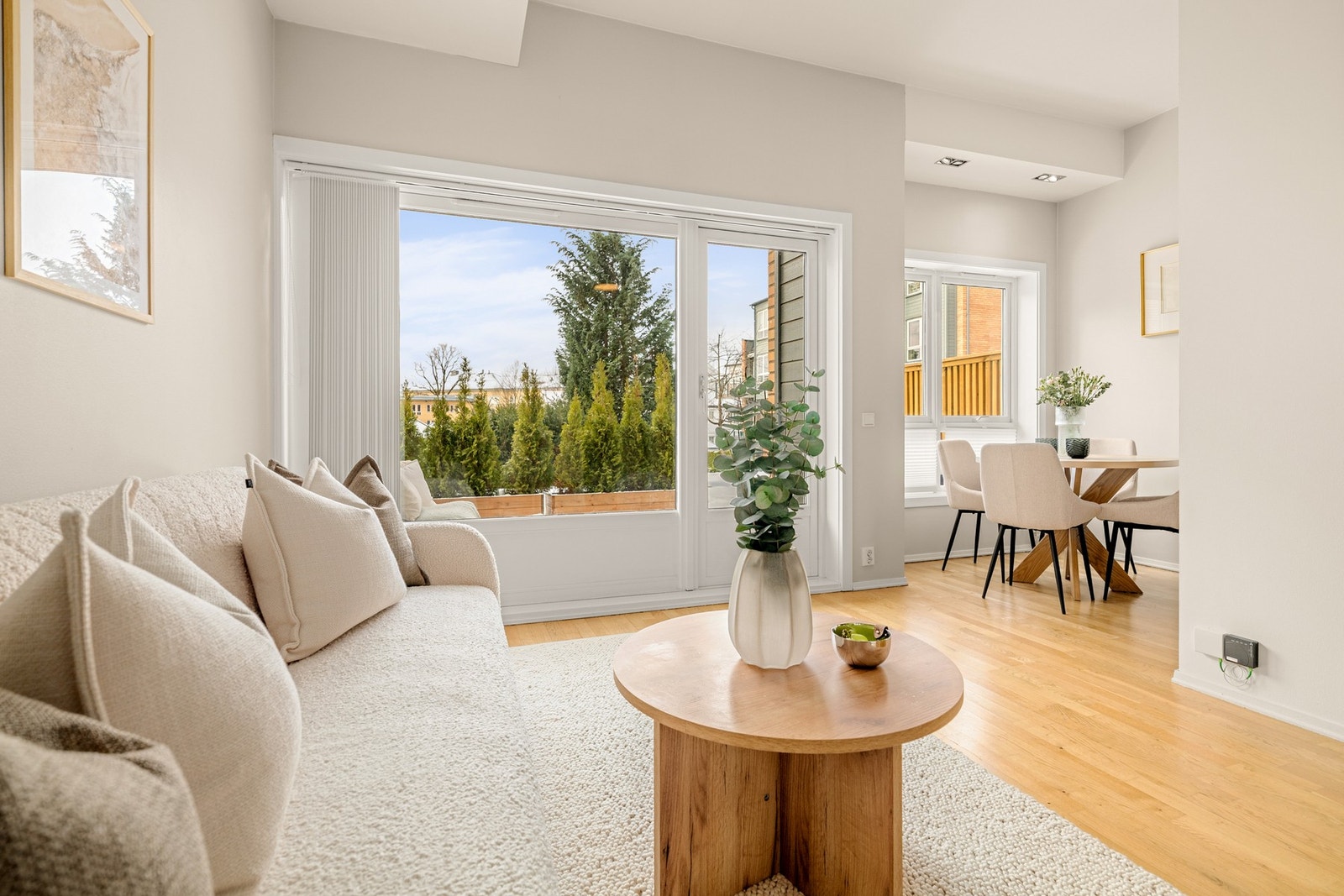 Stuen har god standard med parkett på gulv, glatte lysmalte overflater, skjult elektrisk anlegg og downlights i himlingen. Galleribilde