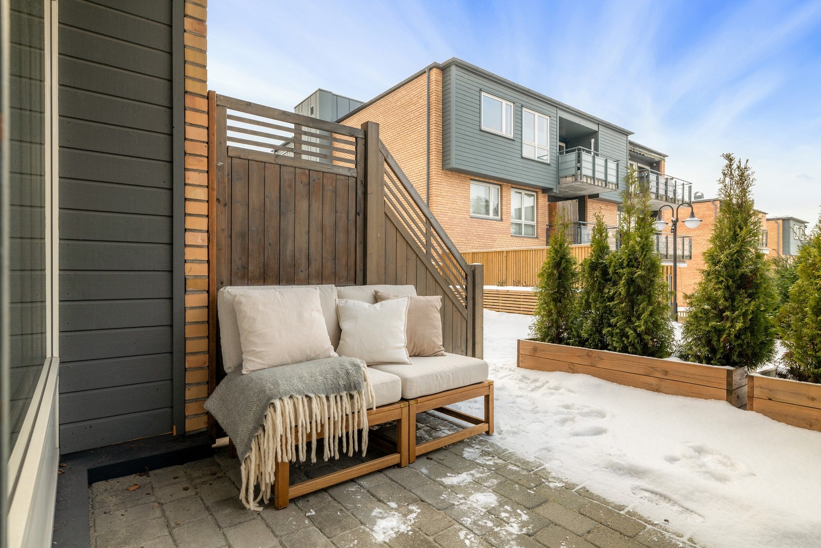 Fra stuen er det utgang til en flott og solrik sydvestvendt uteplass på ca. 15m² som er den perfekte plassen for lange og late sommerdager! Galleribilde