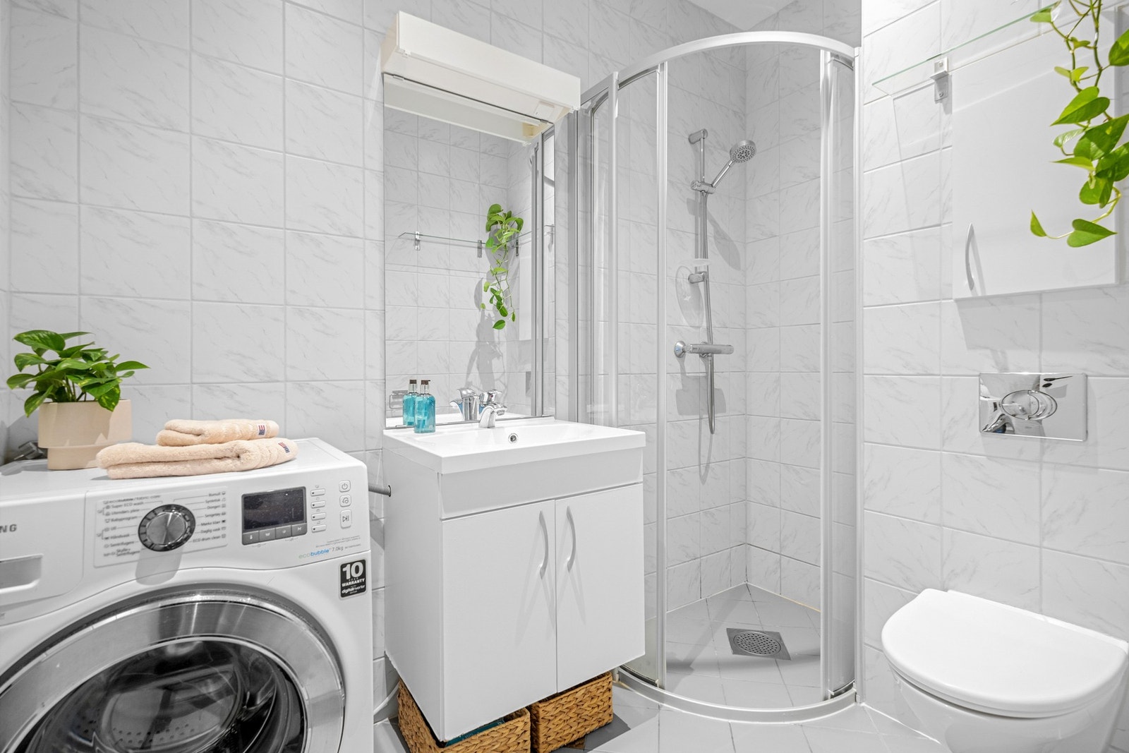 Leiligheten har et lyst flislagt baderom fra byggeåret 2005. Baderommet har lyse fliser på gulv og vegger, elektrisk gulvvarme, downlights i himlingen og mekanisk avtrekk. Galleribilde