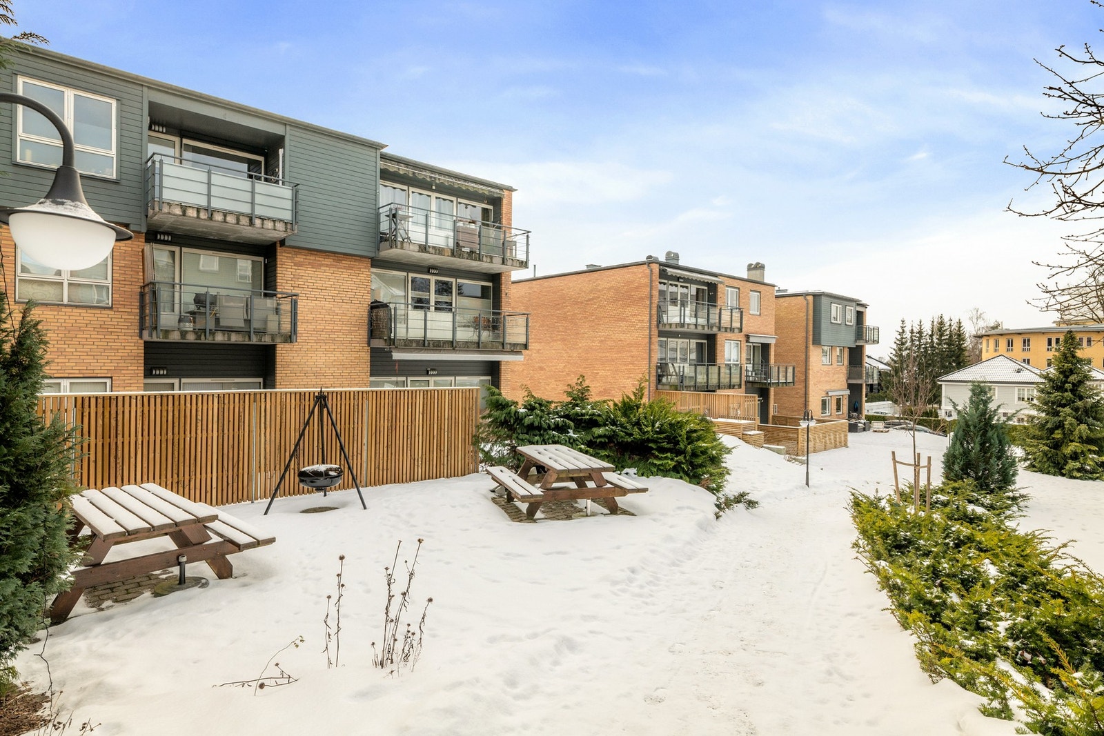 Leiligheten ligger i et meget attraktivt og veletablert boligområde på Lilleaker/Ullern. Galleribilde