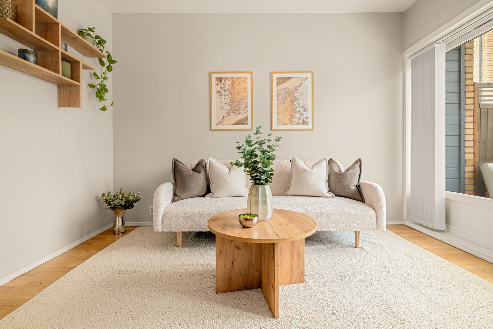 Leiligheten vender i sin helhet mot fellesarealer, og har en arealeffektiv planløsning med et sosialt oppholdsrom og sovealkove. Galleribilde