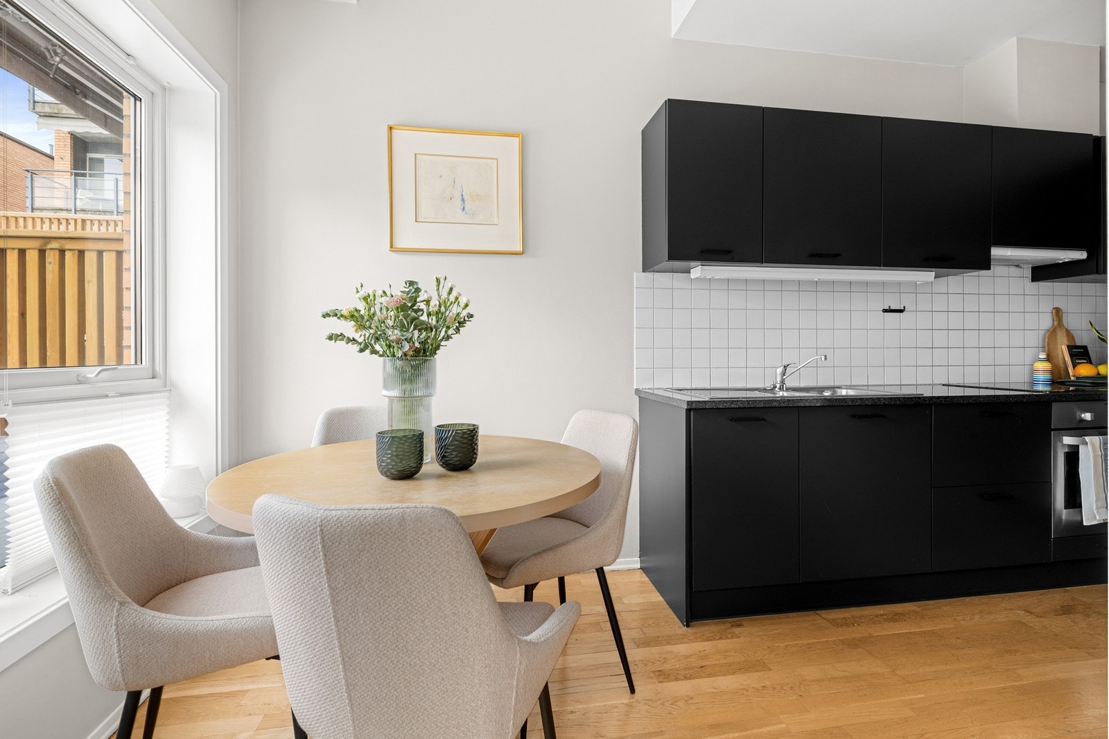 Leiligheten holder en gjennomgående god og moderne standard - her kan du flytte rett inn! Galleribilde