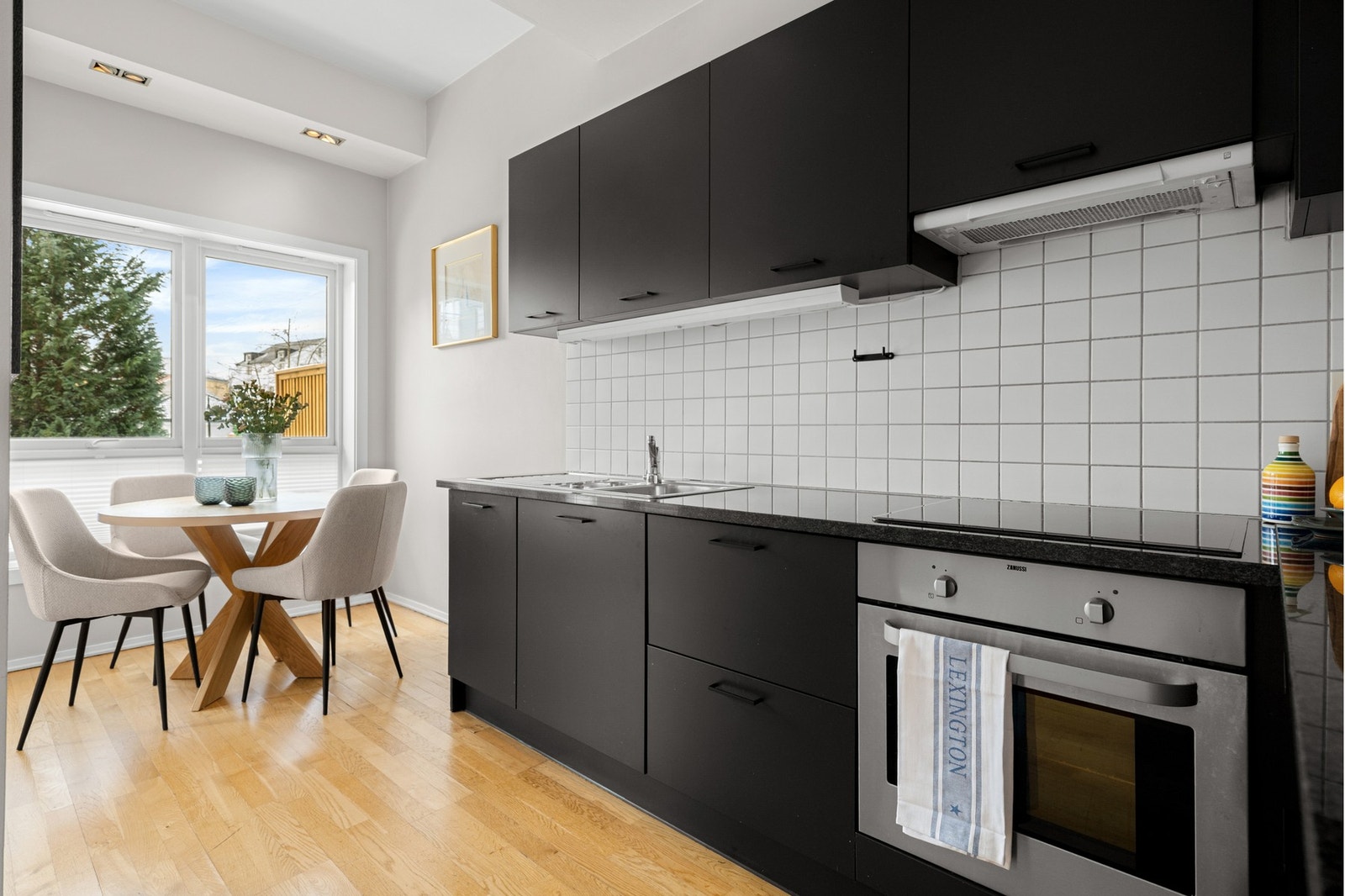 Moderne kjøkkeninnredning med god skap- og benkeplass. Kjøkkenet er fullt utstyrt med integrerte hvitevarer som medfølger i handelen. Galleribilde