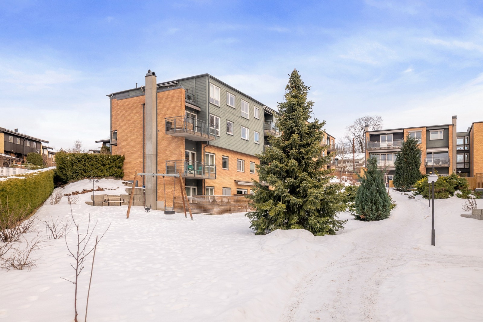 Kort avstand til dagligvarehandel, offentlig kommunikasjon, flotte friluftsområder, samt et rikt utvalg av servicetilbud og fasiliteter. Galleribilde