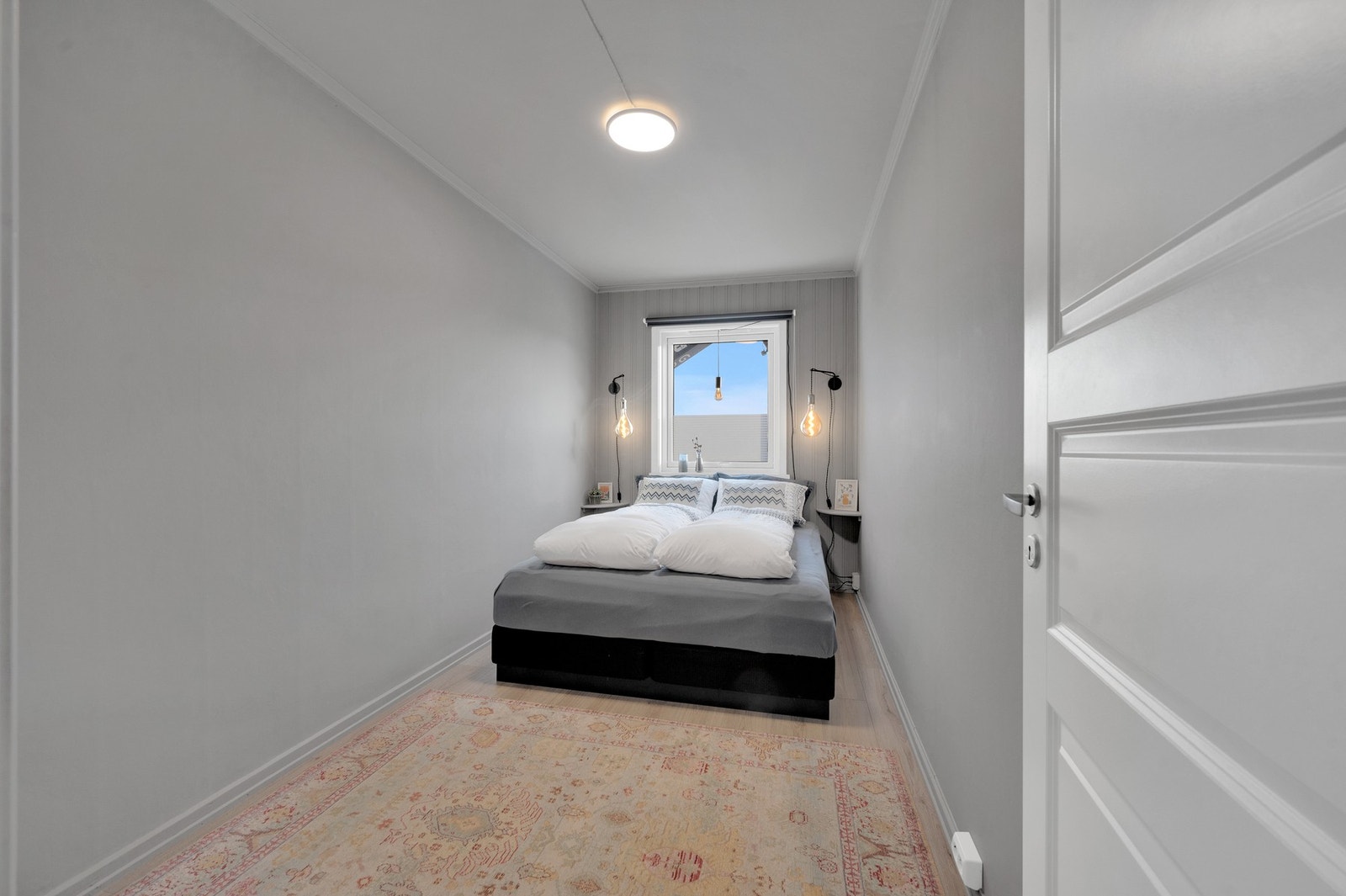 - Soverom II er nyoppusset med nymalte vegger og nytt gulv. Galleribilde