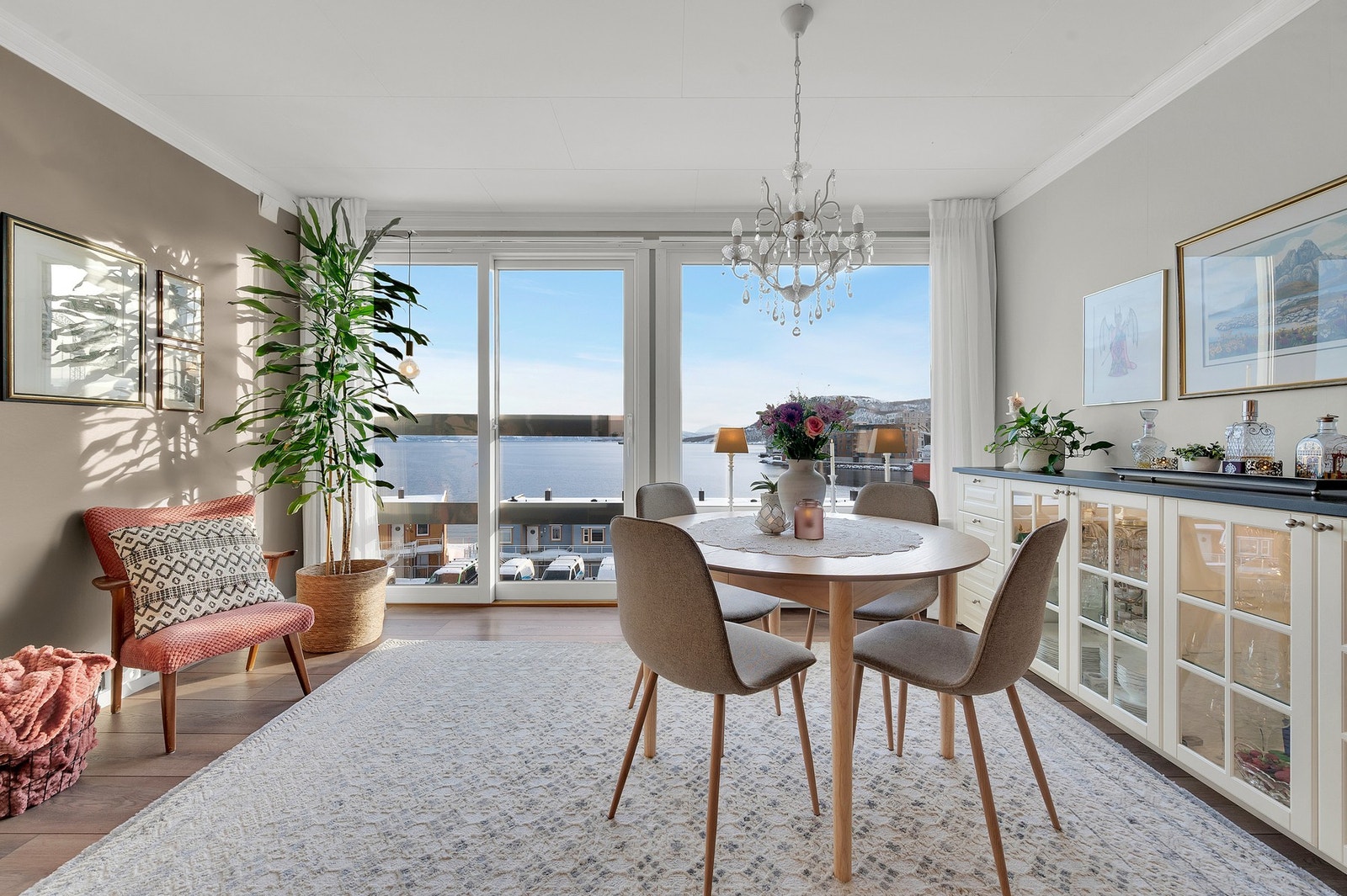 - Fin plass å kunne nyte en god frokost med synet av skipstrafikken ut vinduene/skyvedøren som ble skiftet i 2016. Galleribilde