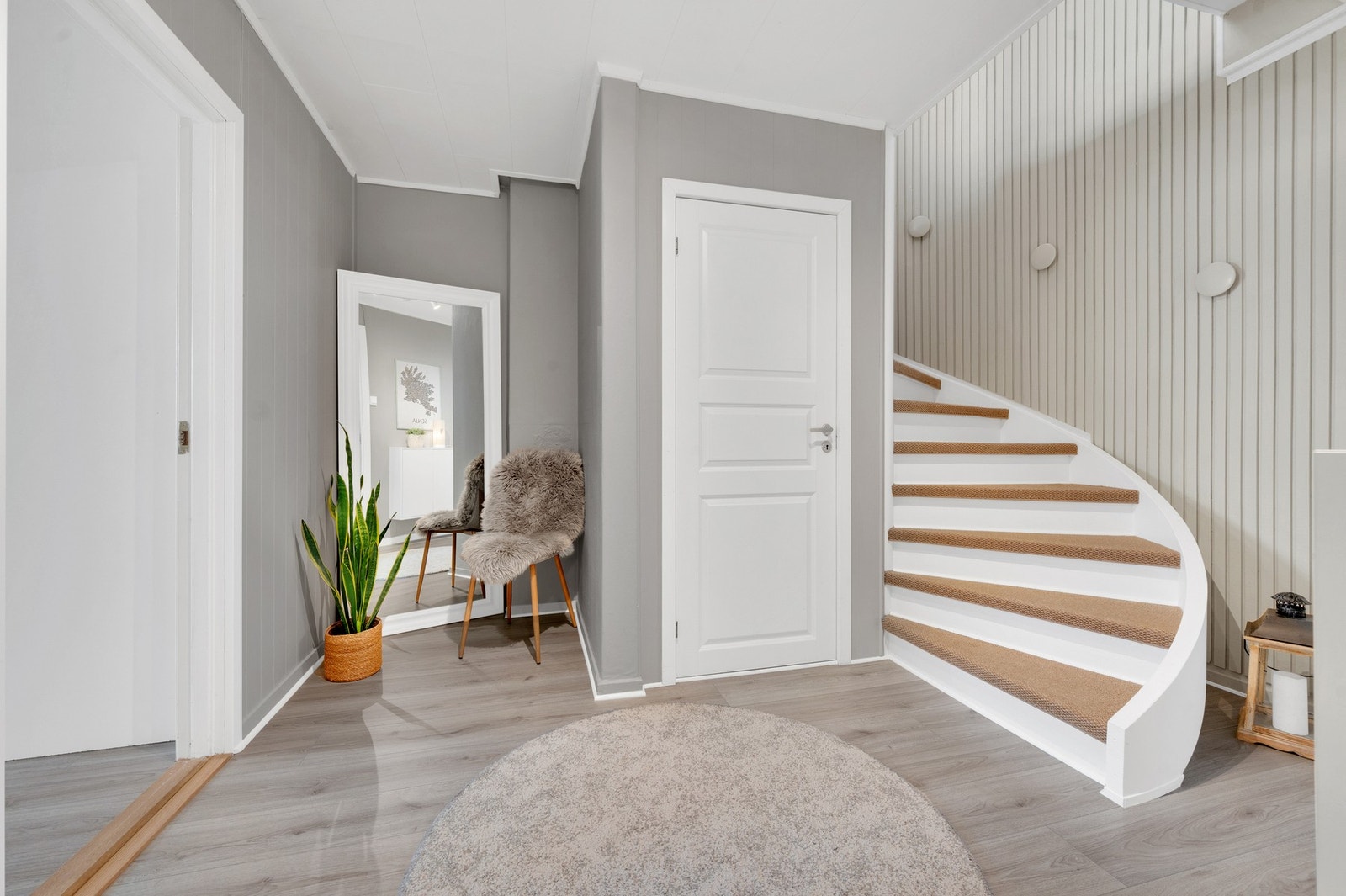 - Døren rett frem tar deg ned til kjelleretasjen hvor du finner.... Galleribilde