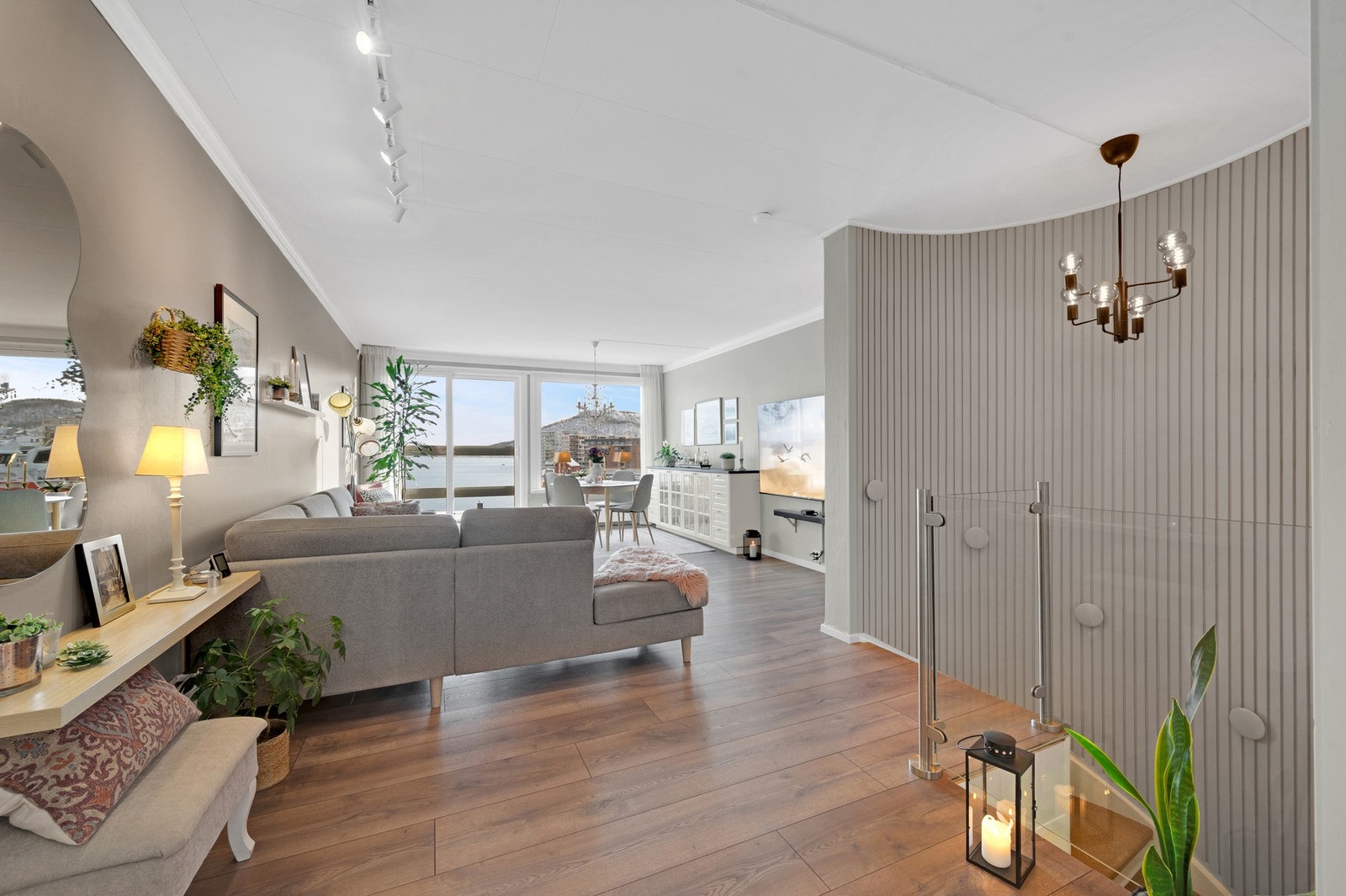 - Stuen er meget pent oppusset med moderne overflater og behagelig fargevalg. Galleribilde