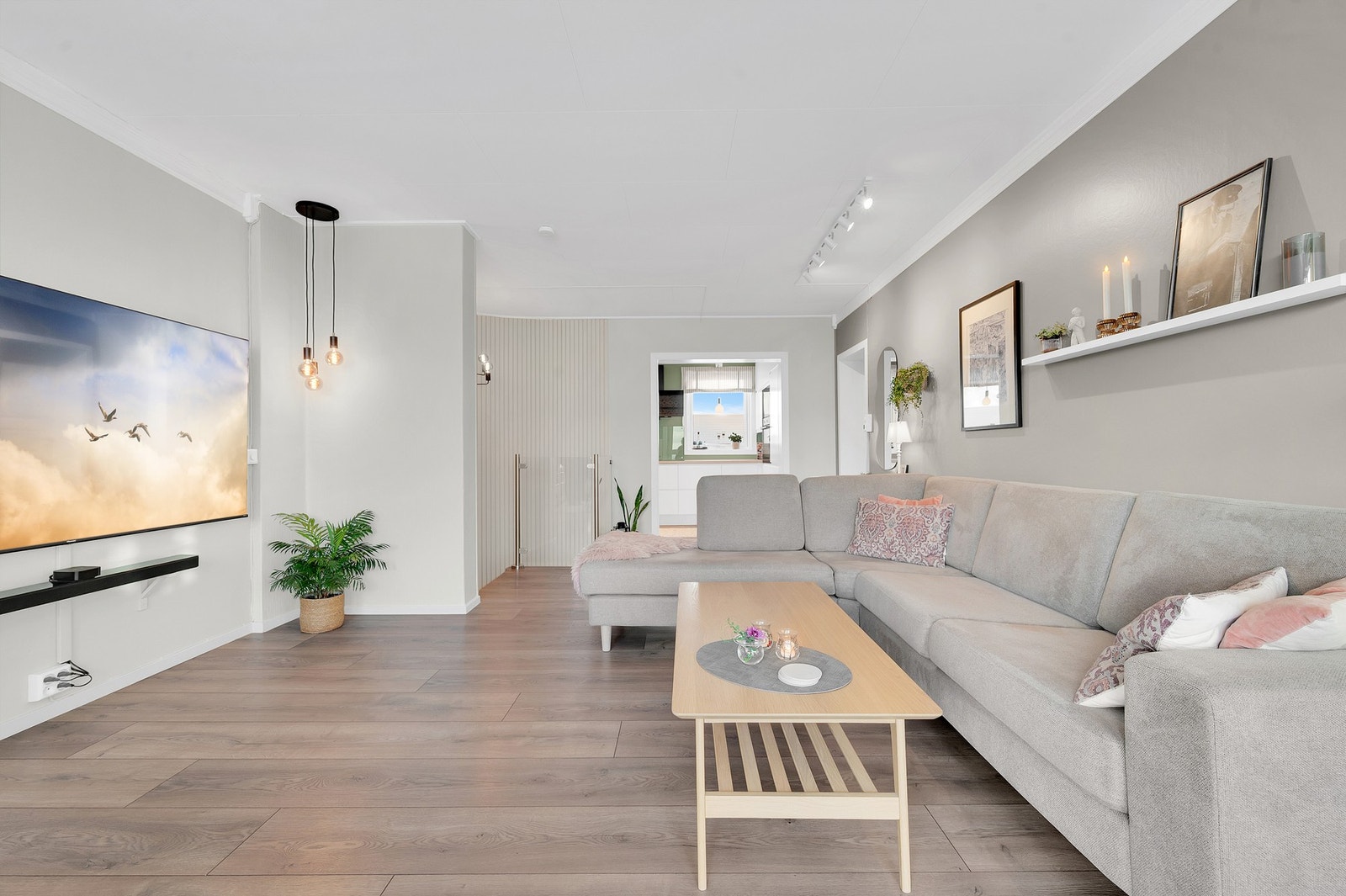 - Stuen byr på flere møbleringsmuligheter og har rikelig med lysinnslipp. Galleribilde