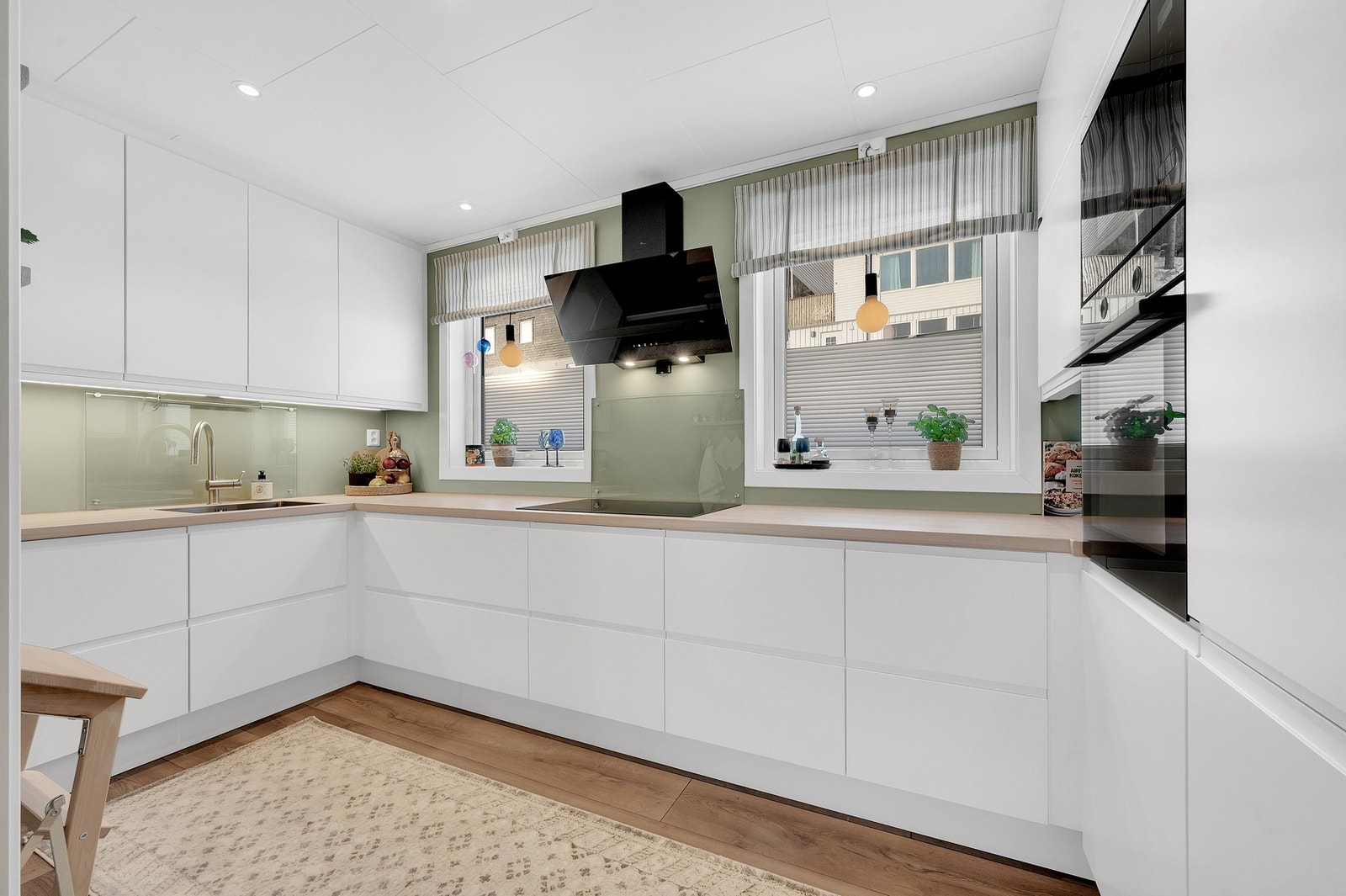 - Her ligger alt tilrette for å kunne tilberede de beste matretter på et funksjonelt innredet kjøkken med generøs benkeplass og underlimt servant. Galleribilde