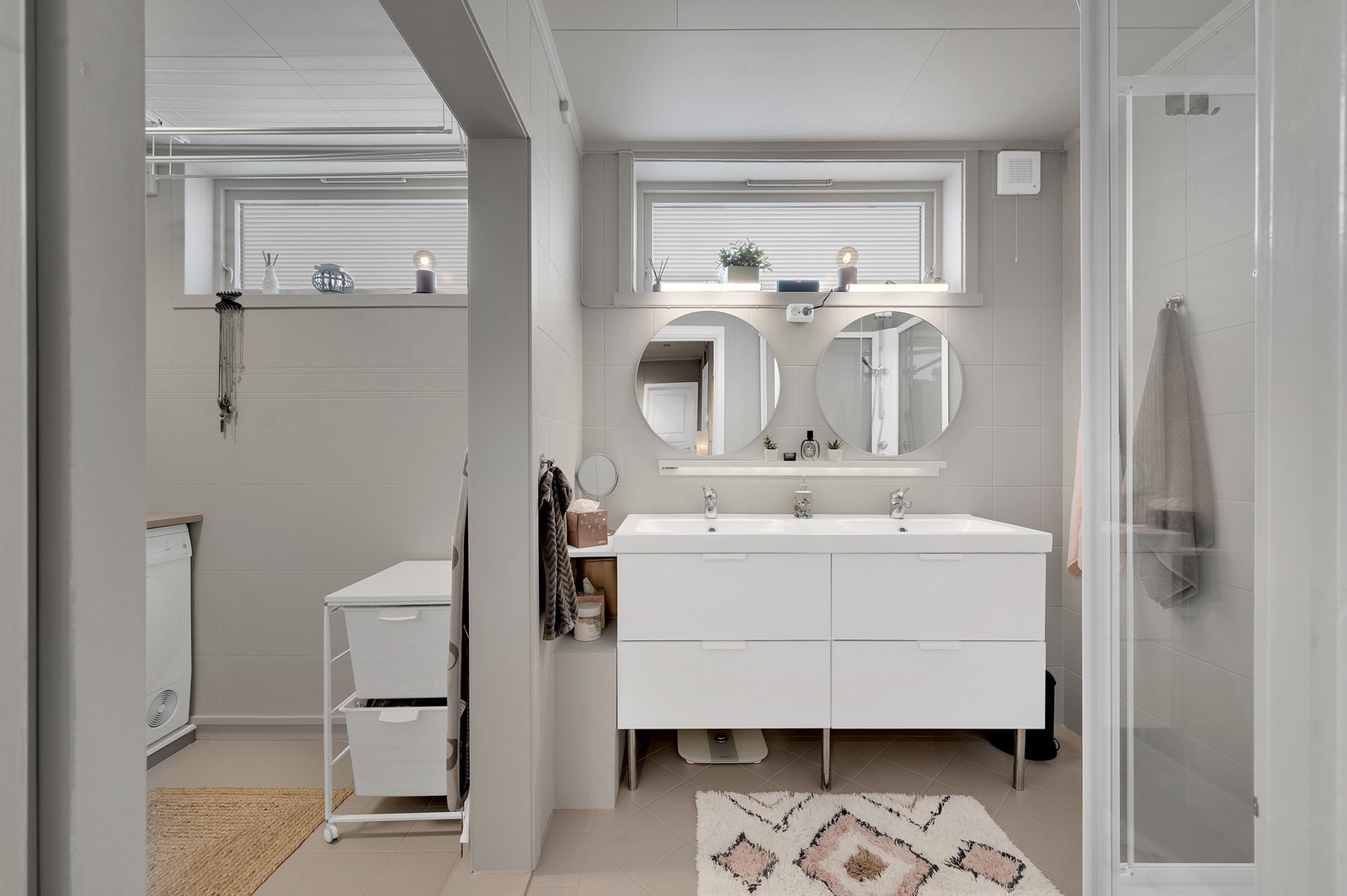 - Funksjonelt bad/vaskerom med flislagt gulv, dobbelinnredning og dusjkabinett. Galleribilde