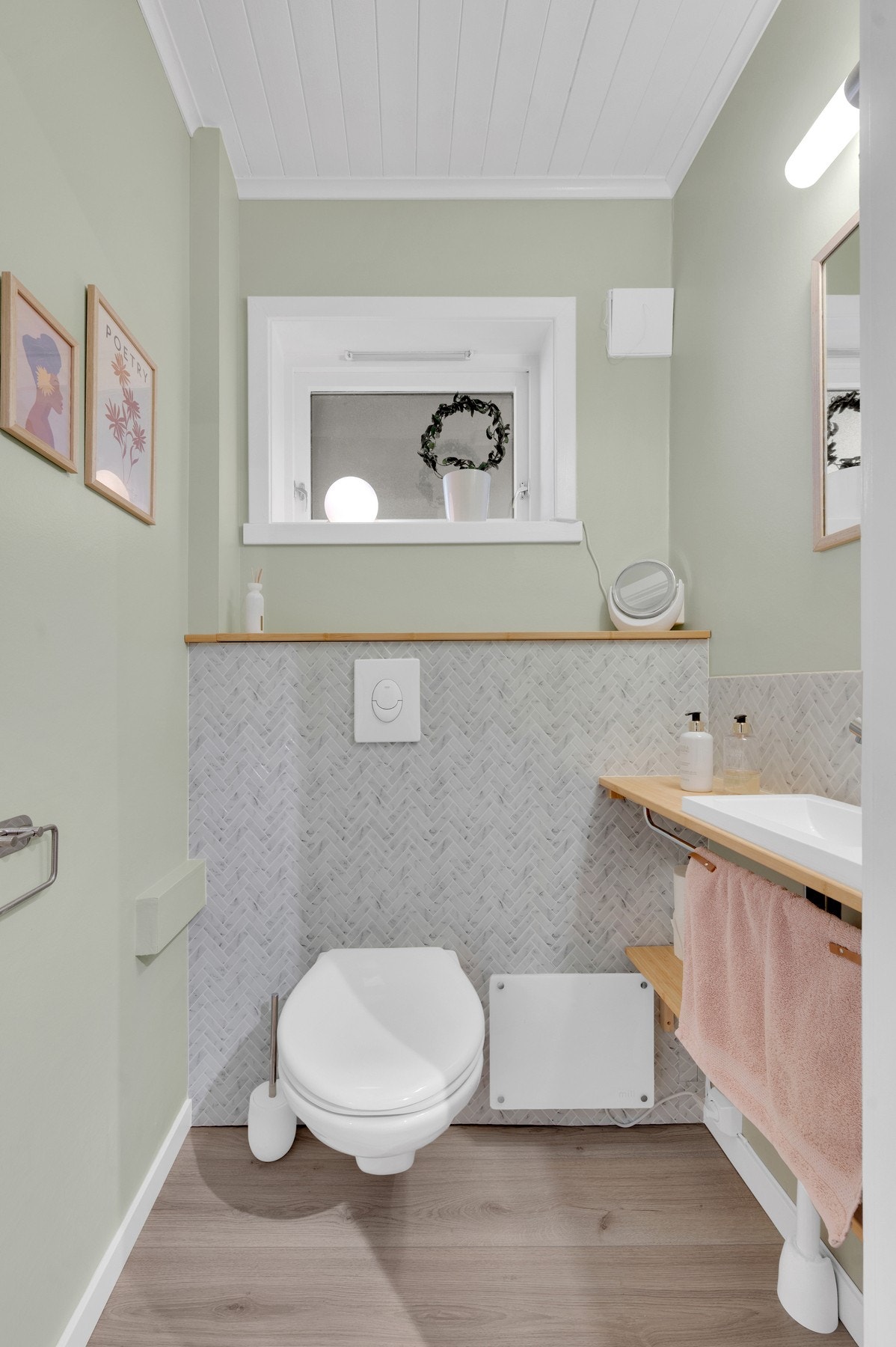 - Nyoppusset WC-rom med vegghengt toalett. Galleribilde