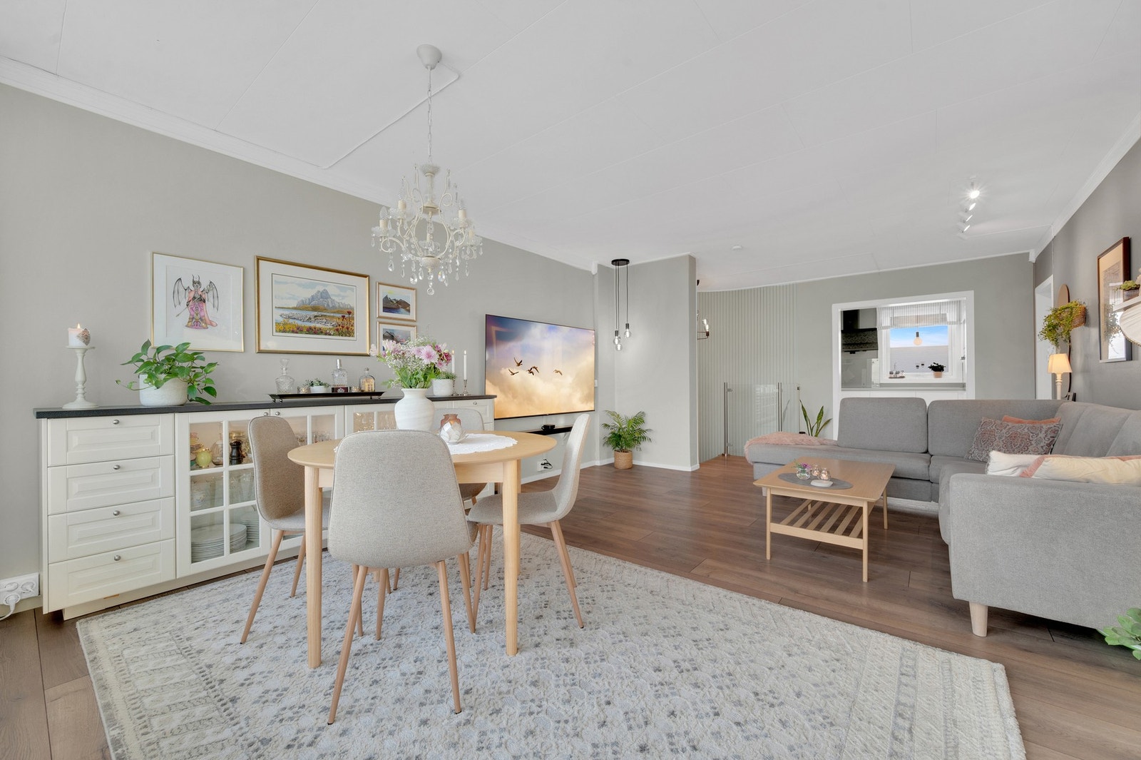 - Det er lagt gulvvarme under deler av stue og kjøkken for en lun hverdag på vinterstid. Galleribilde