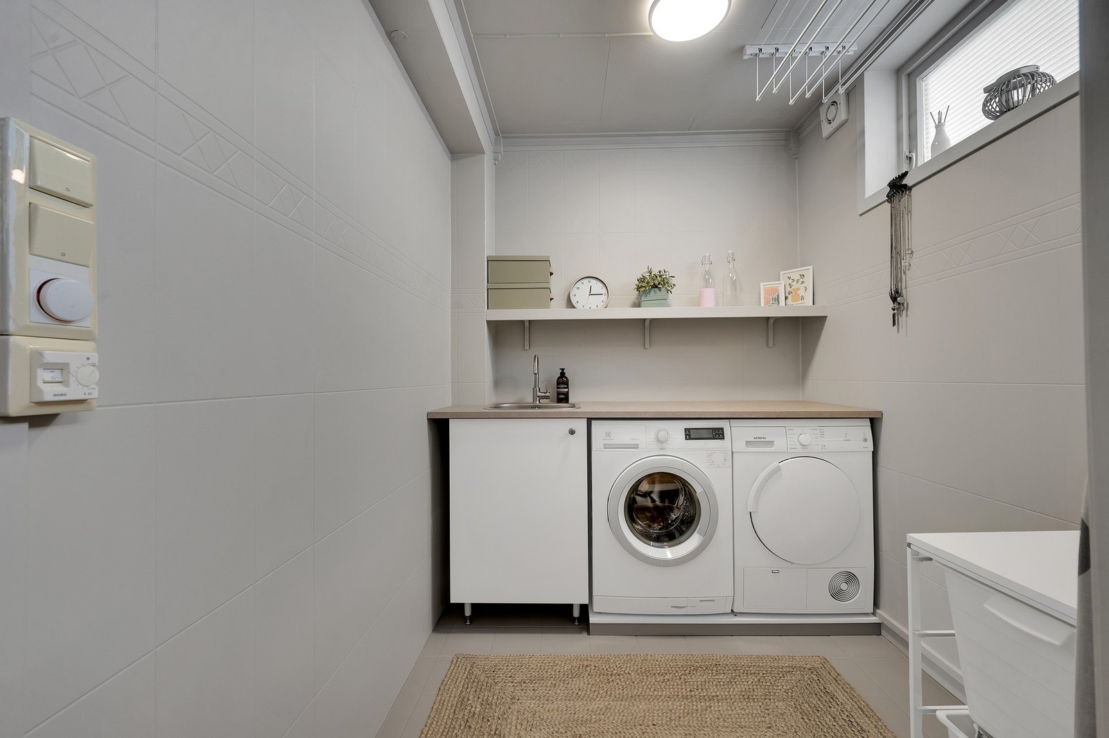- Praktisk innredning for vaskemaskin og tørketrommel gjør hverdagen enkel. Galleribilde