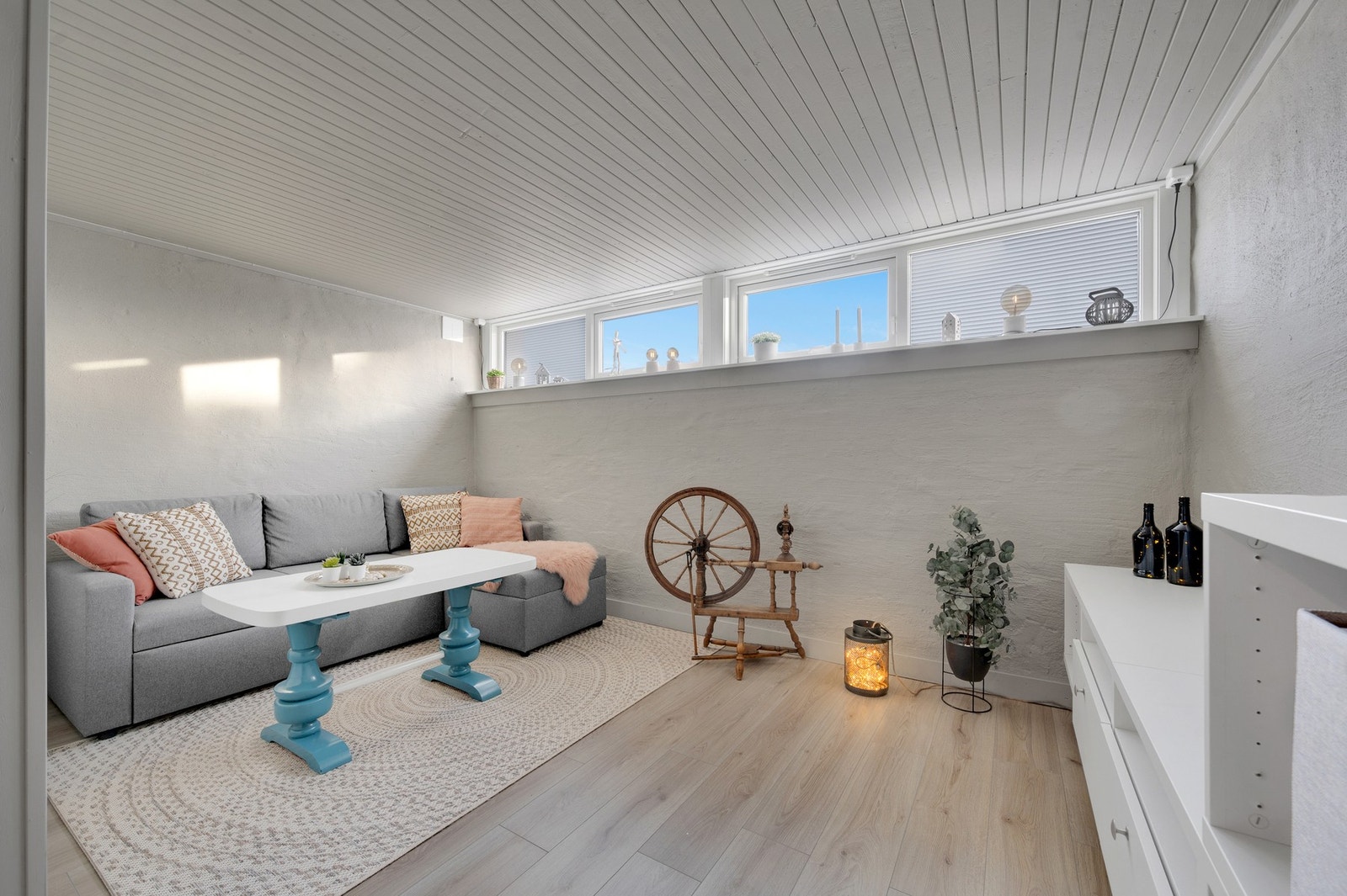 .... innredet rom med nytt gulv og malte vegger (Ikke godkjent for varig opphold). Galleribilde