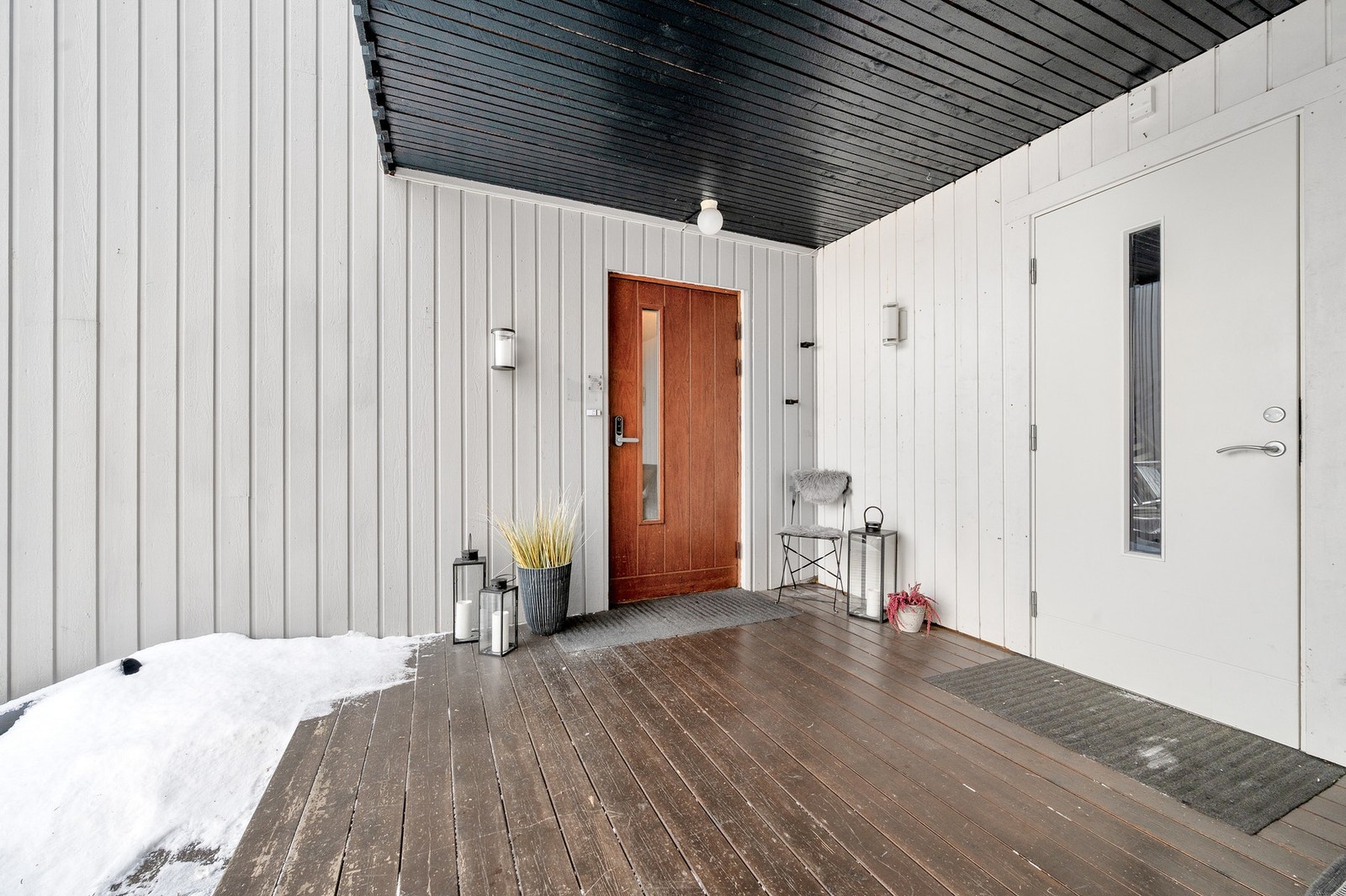 - Døren til høyre leder inn til egen separat utebod. Galleribilde
